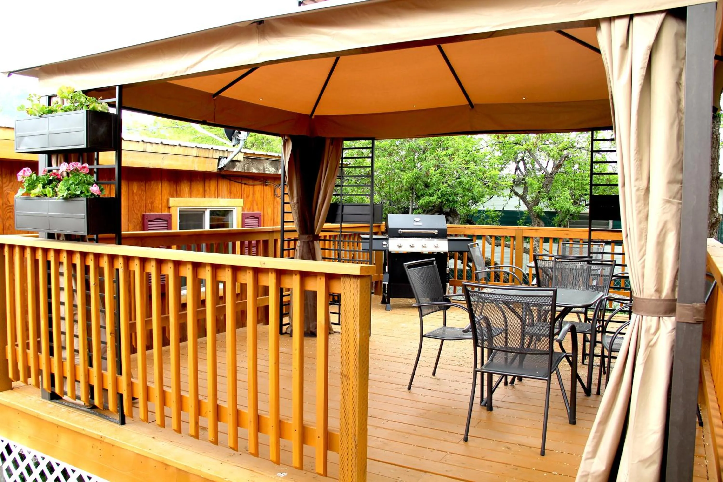 Yellowstone's Treasure Cabins