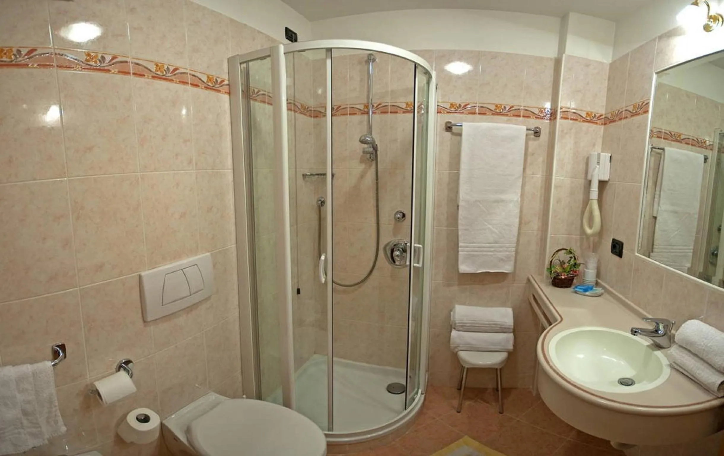 Shower in Hotel De Fronz