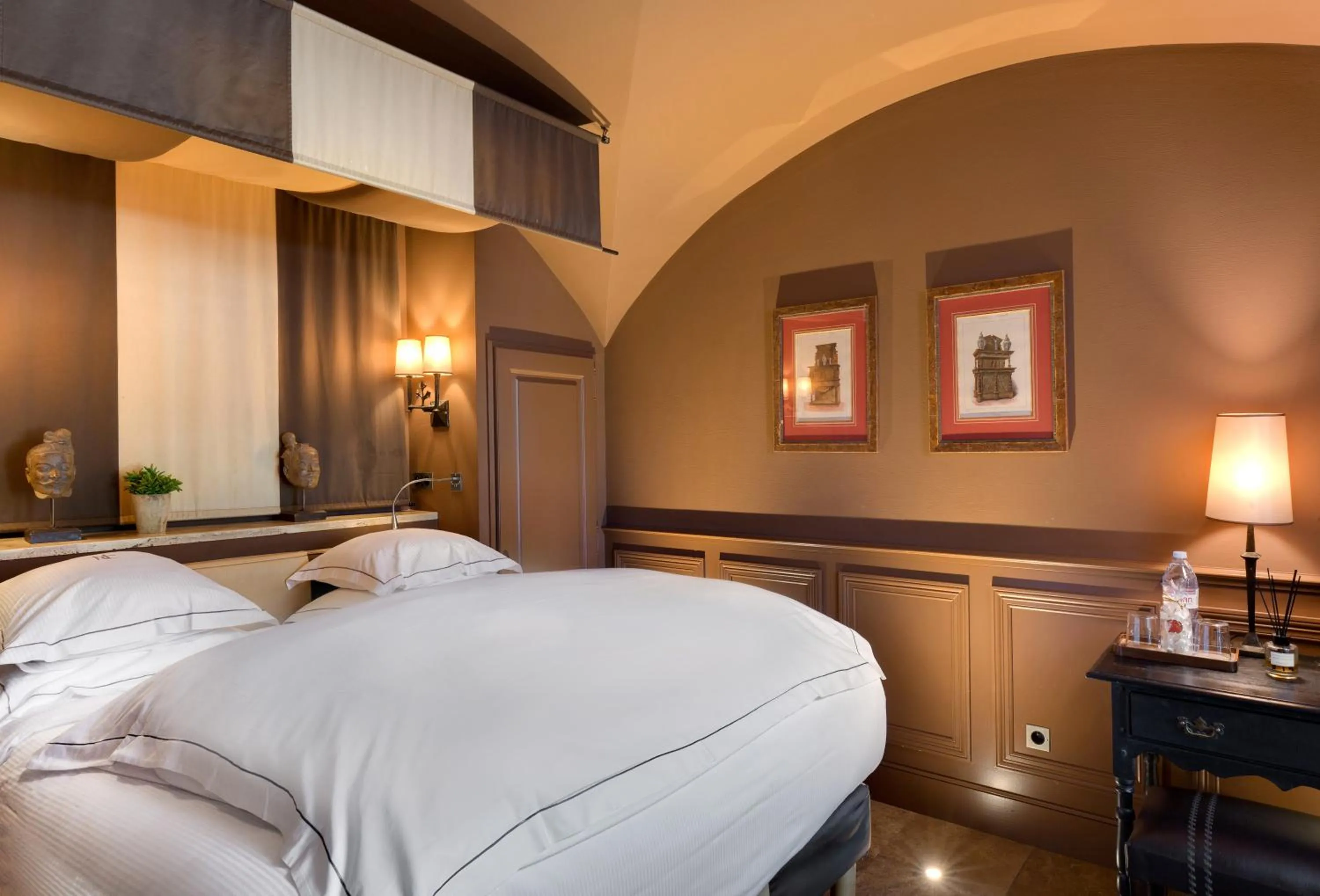 Decorative detail, Bed in Hôtel du Château & Spa - Teritoria