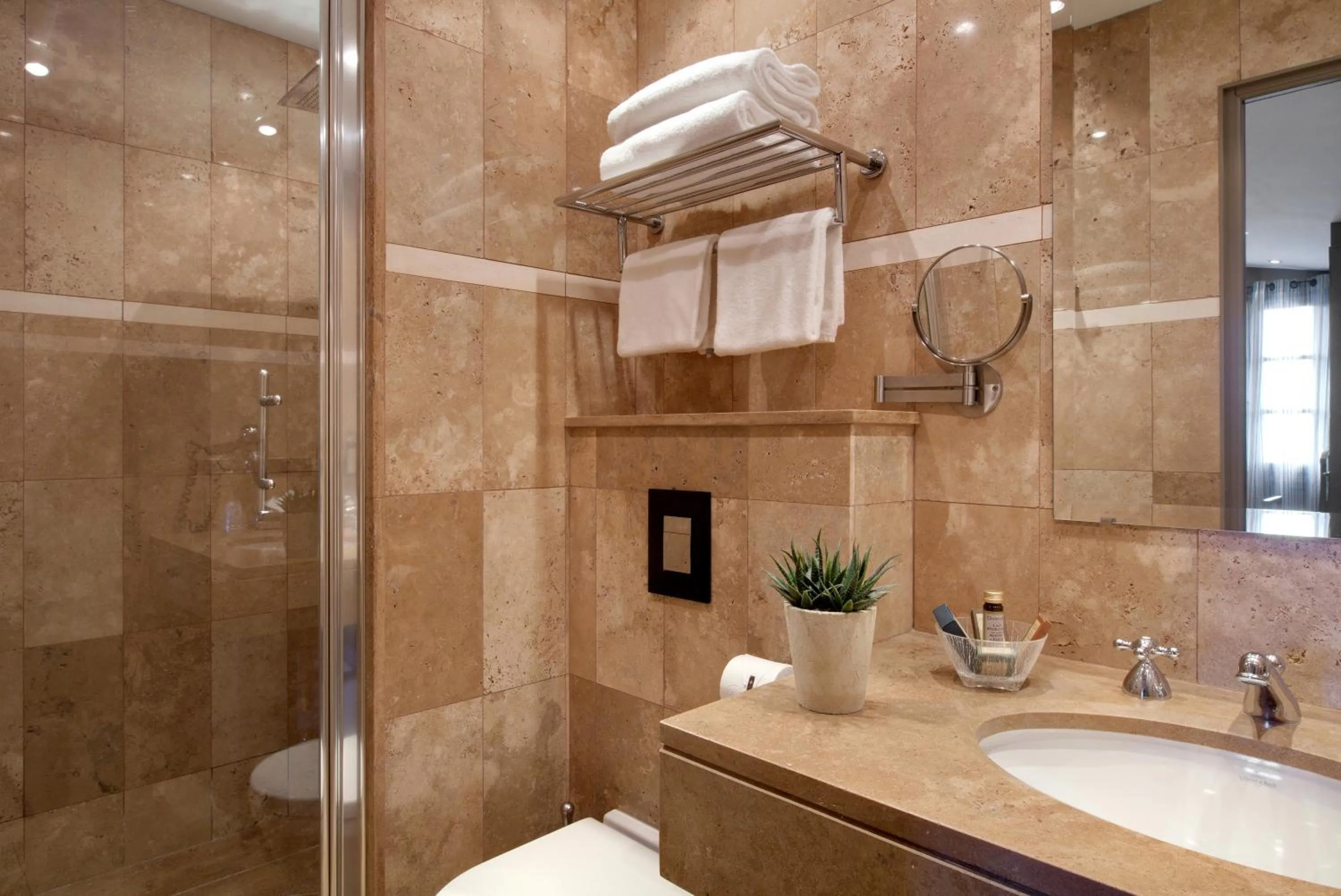 Bathroom in Hôtel du Château & Spa - Teritoria