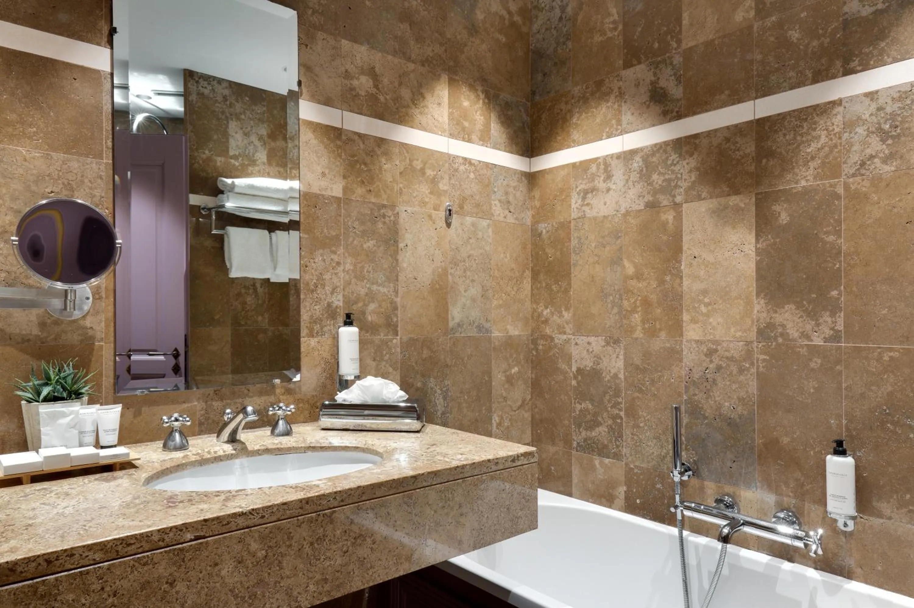 Bathroom in Hôtel du Château & Spa - Teritoria