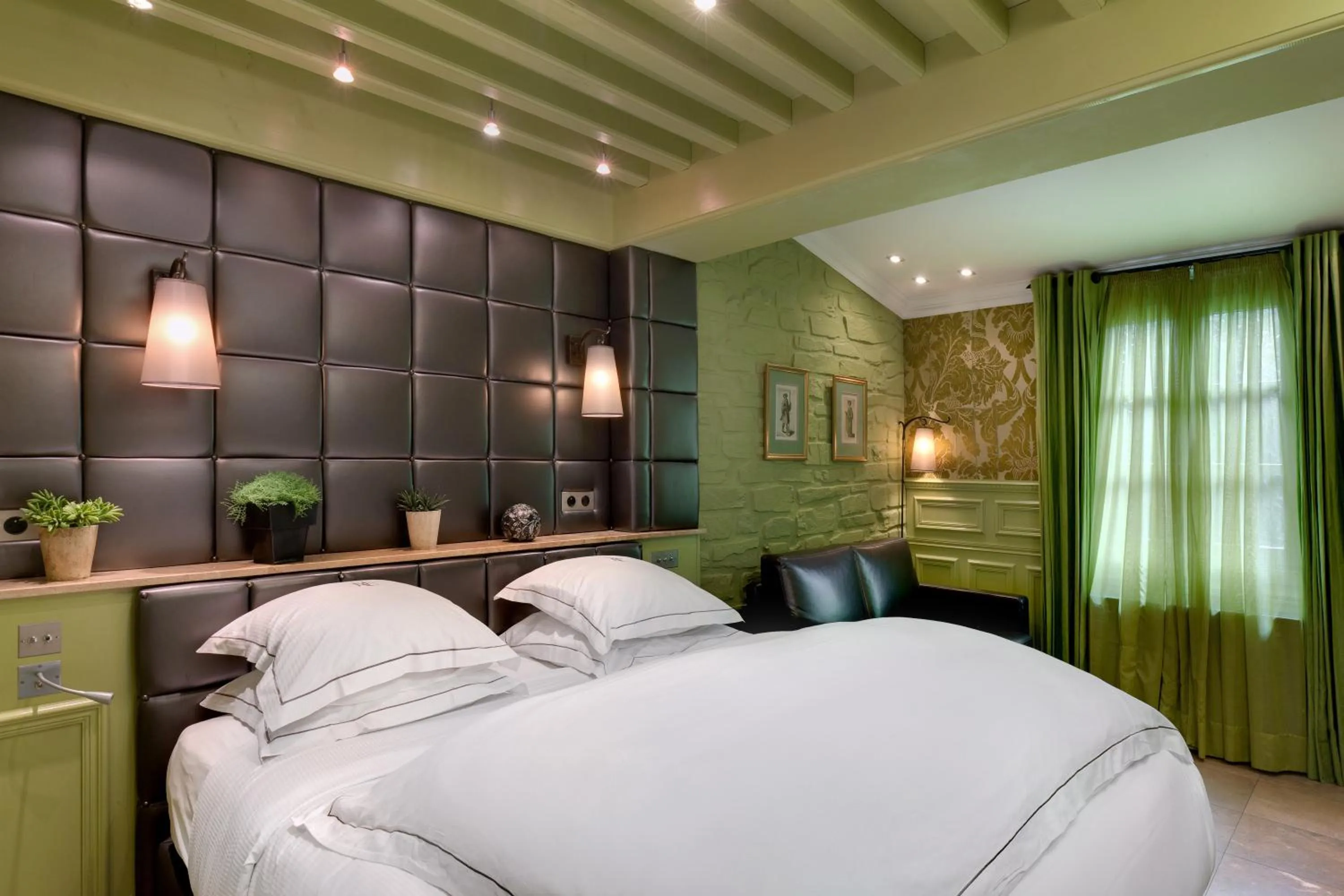 Seating area, Bed in Hôtel du Château & Spa - Teritoria