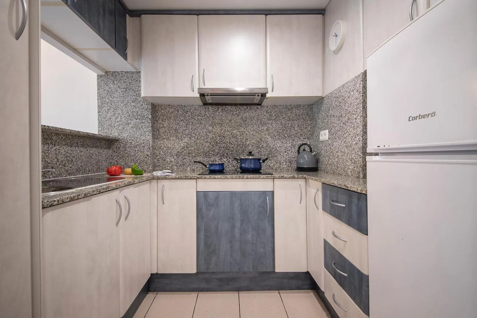 Kitchen or kitchenette in Aparthotel Marsol