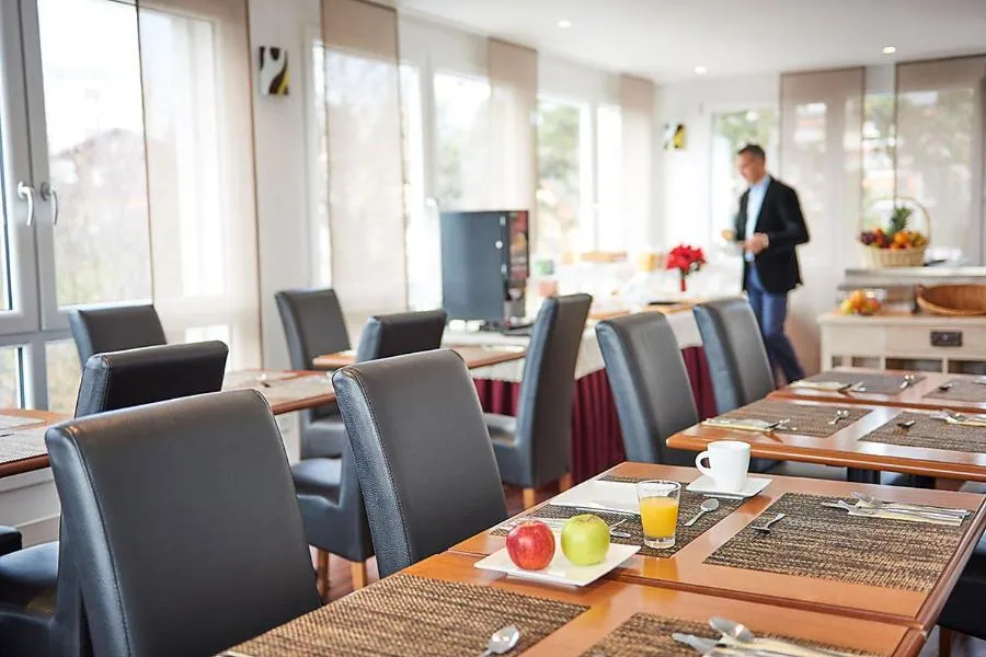 Restaurant/places to eat in Le Leman Hotel