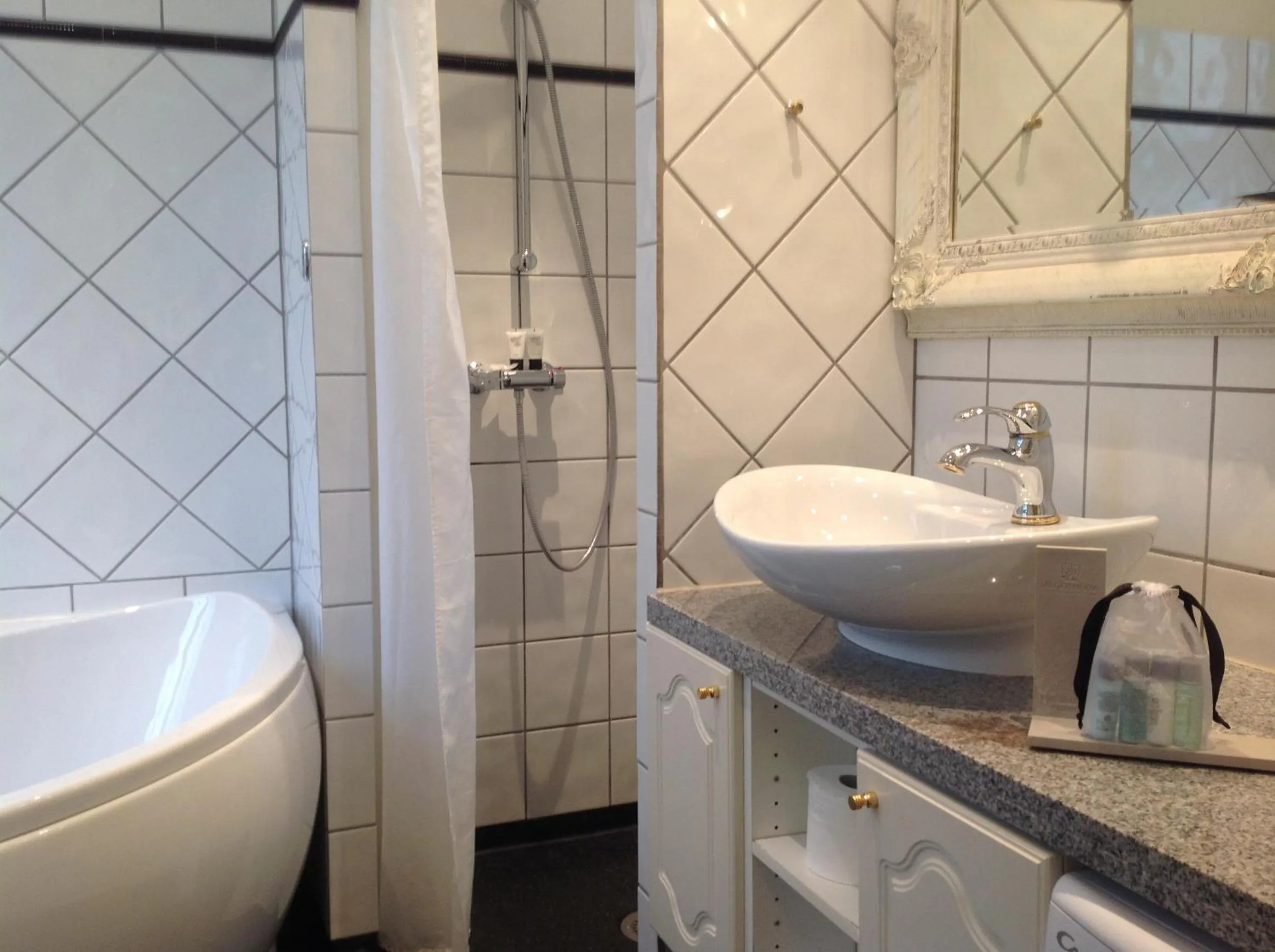 Shower in Hotel Tiffany