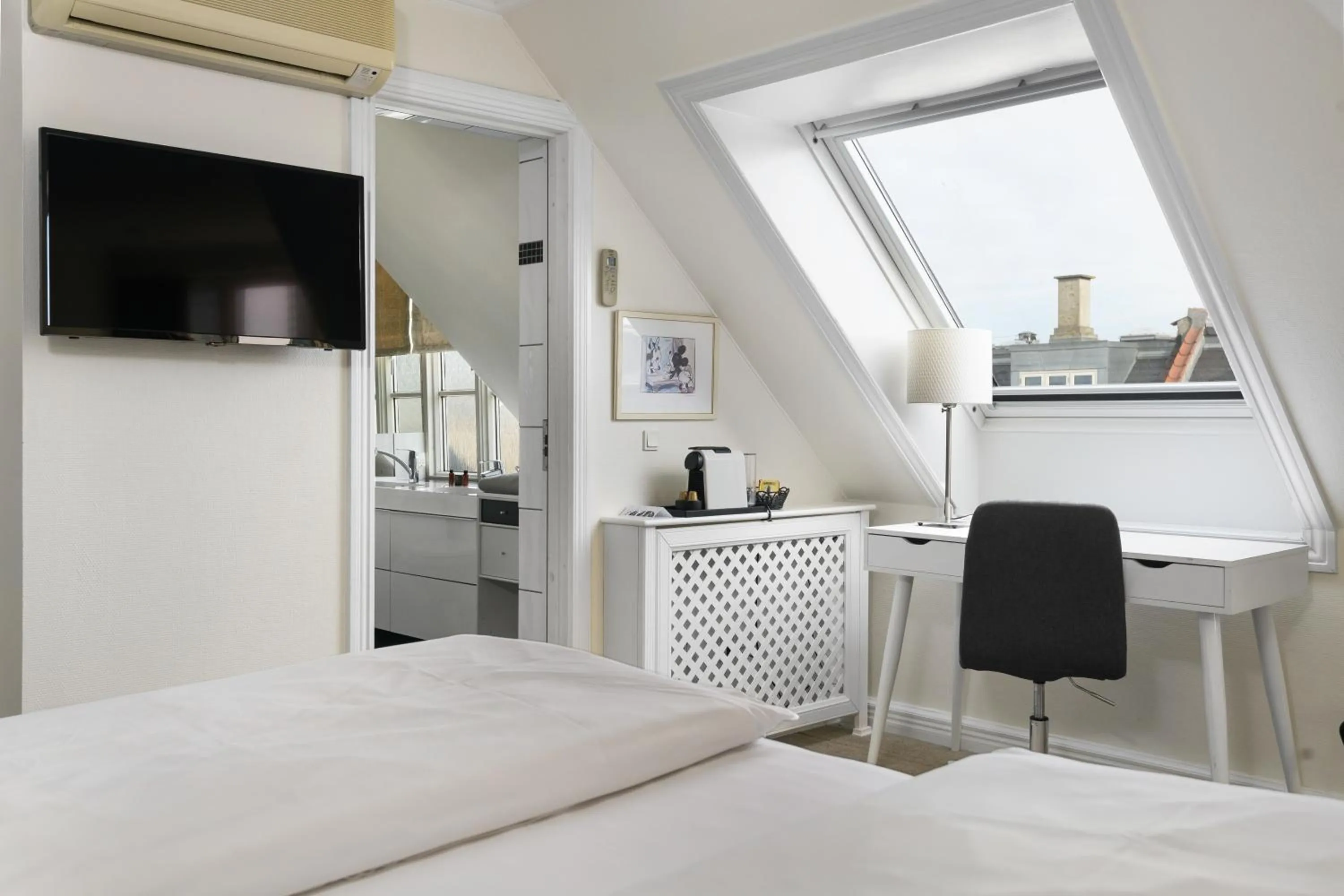 furniture, Bed in Hotel Tiffany