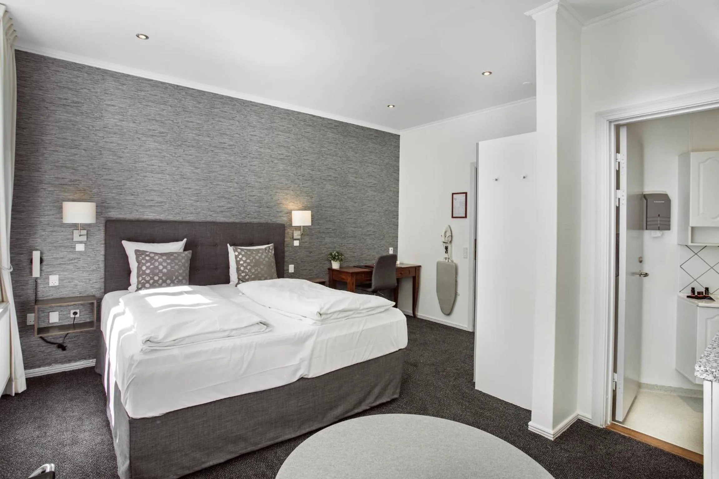 Bathroom, Bed in Hotel Tiffany