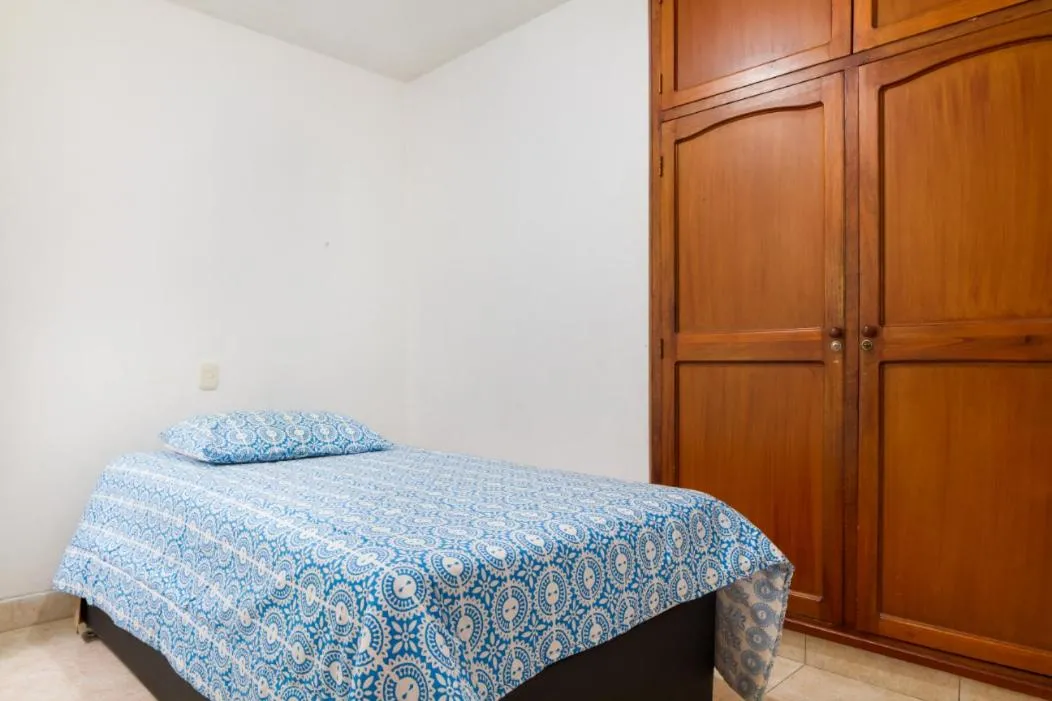 Bed in Casa Entera-Cerca a Mall La Central y Estación de Tranvía