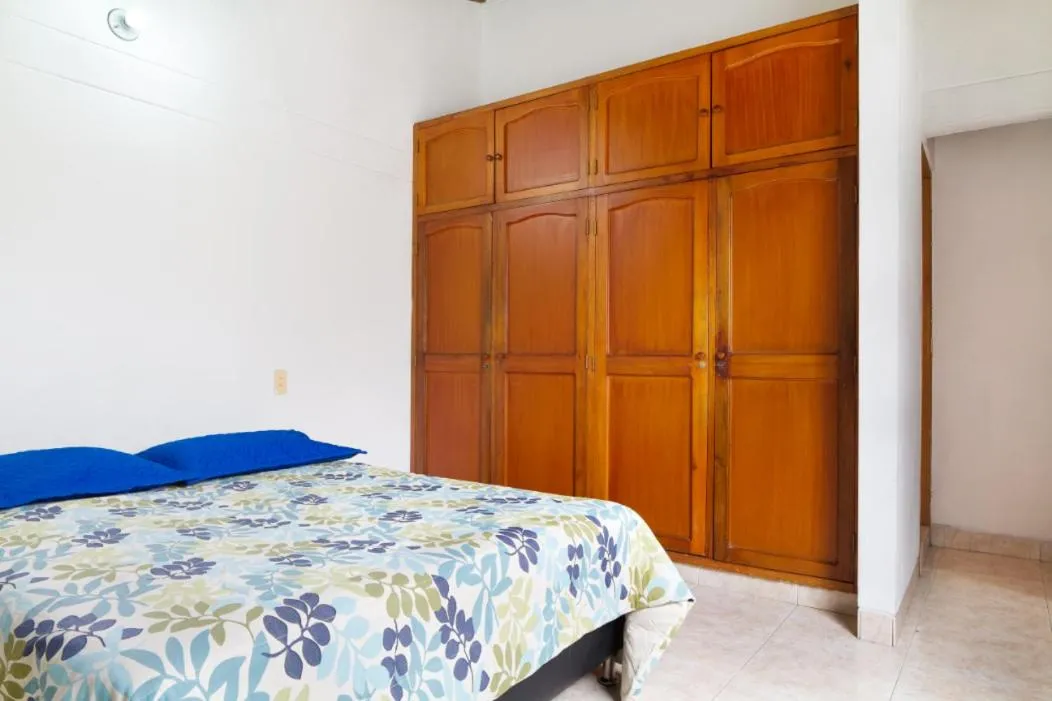 Bed in Casa Entera-Cerca a Mall La Central y Estación de Tranvía
