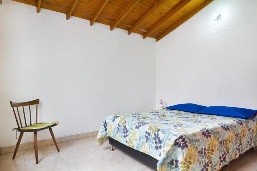 Bed in Casa Entera-Cerca a Mall La Central y Estación de Tranvía