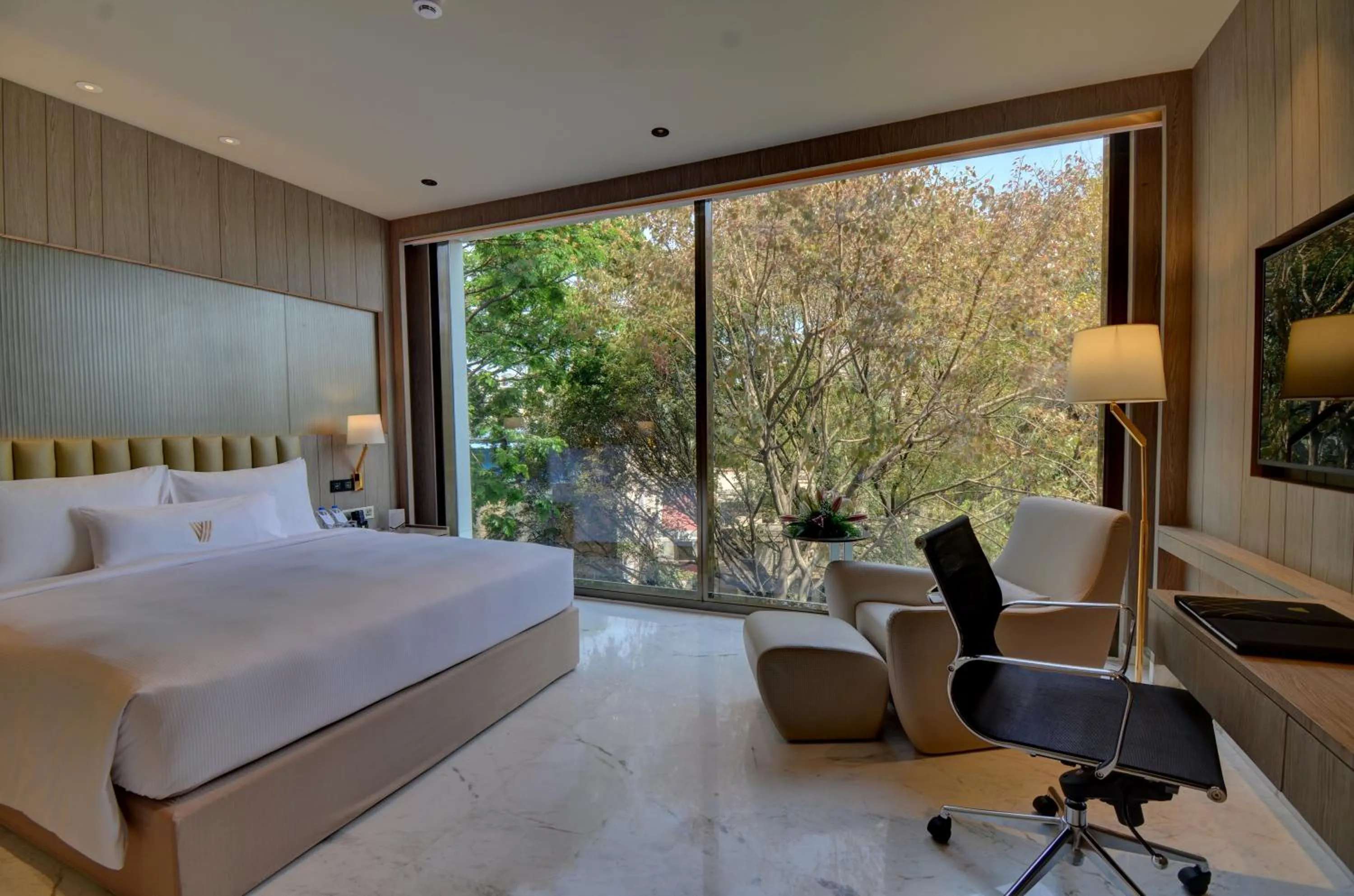 Photo of the whole room, Bed in Vividus