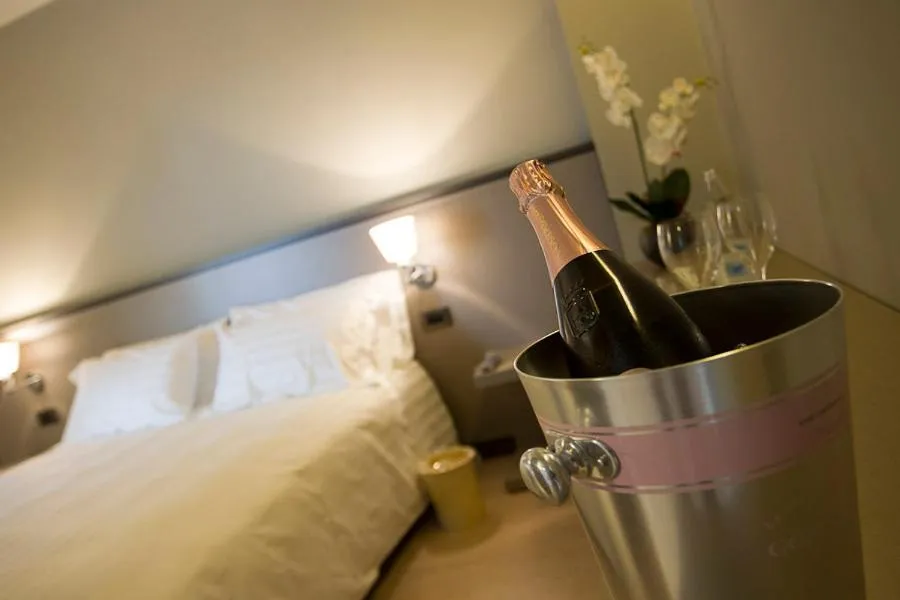 Alcoholic drinks, Bed in Zara Rooms & Suites