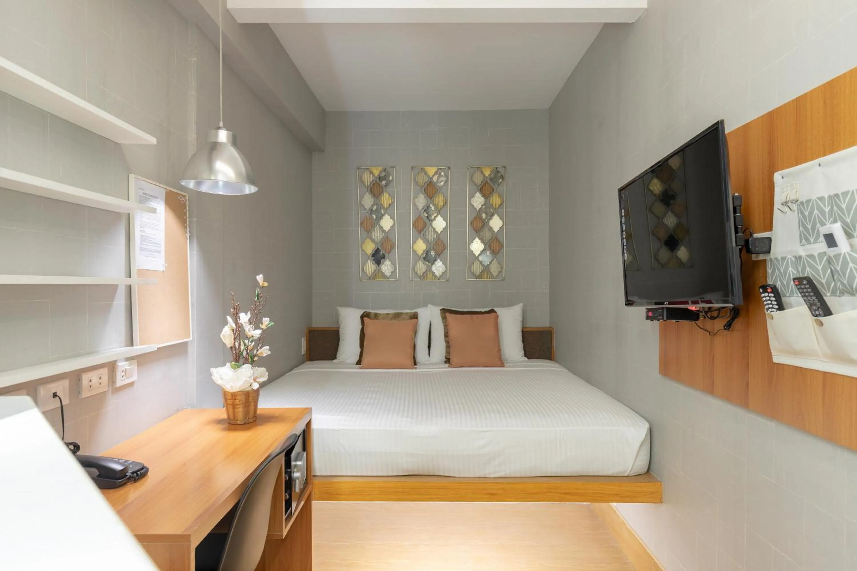 Bed in Selah Pods Hotel Manila