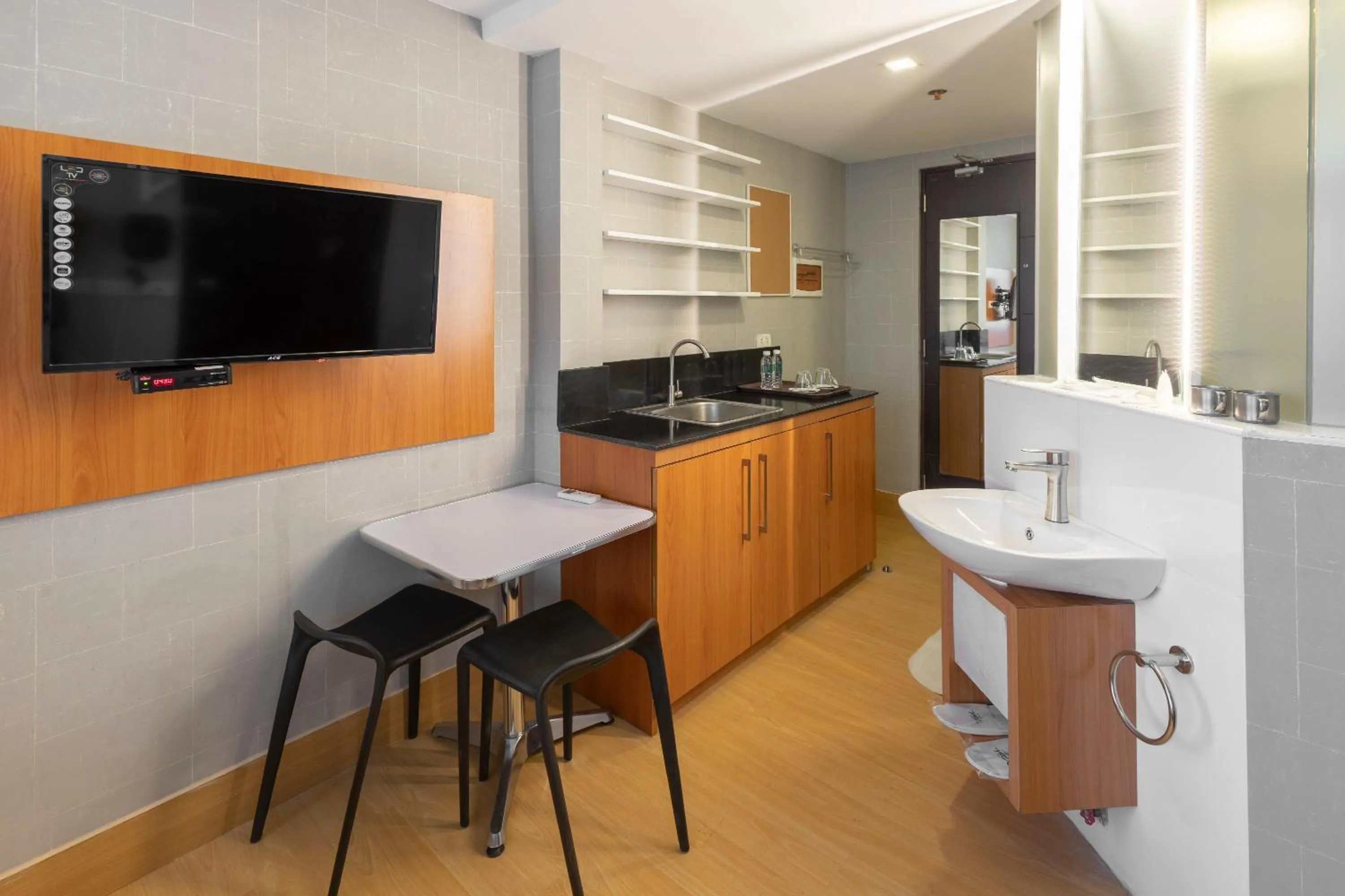 TV and multimedia in Selah Pods Hotel Manila