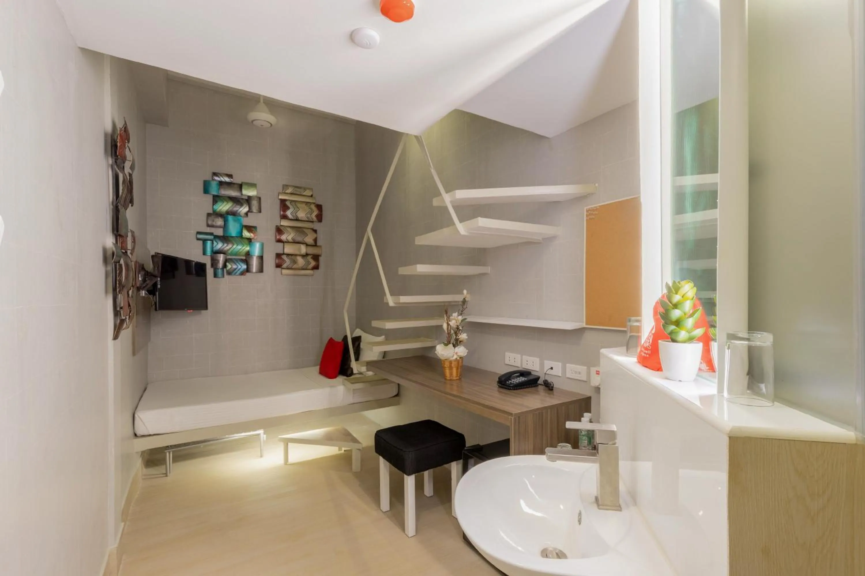 Bed in Selah Pods Hotel Manila