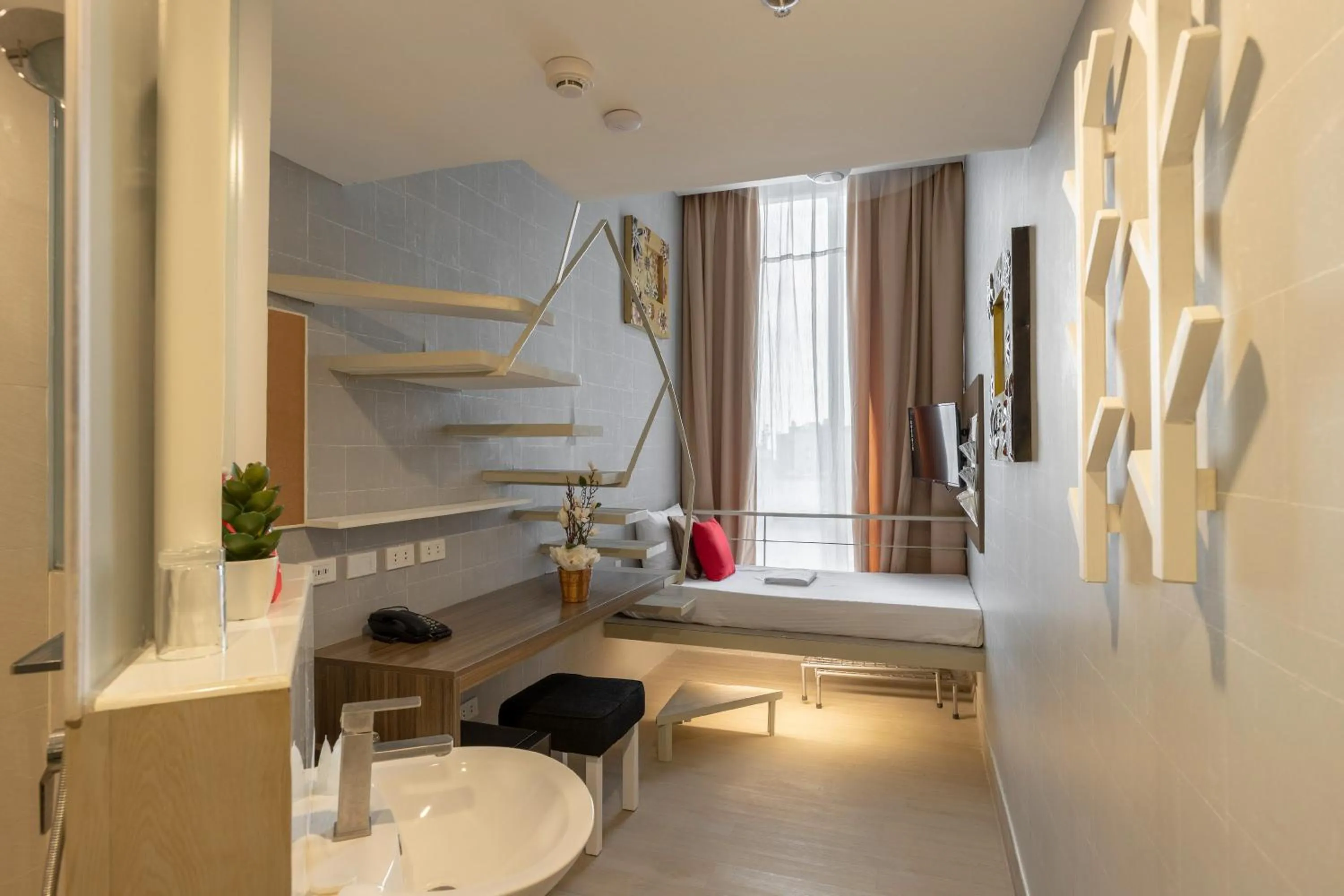 Bed in Selah Pods Hotel Manila