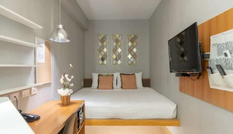 Bed in Selah Pods Hotel Manila