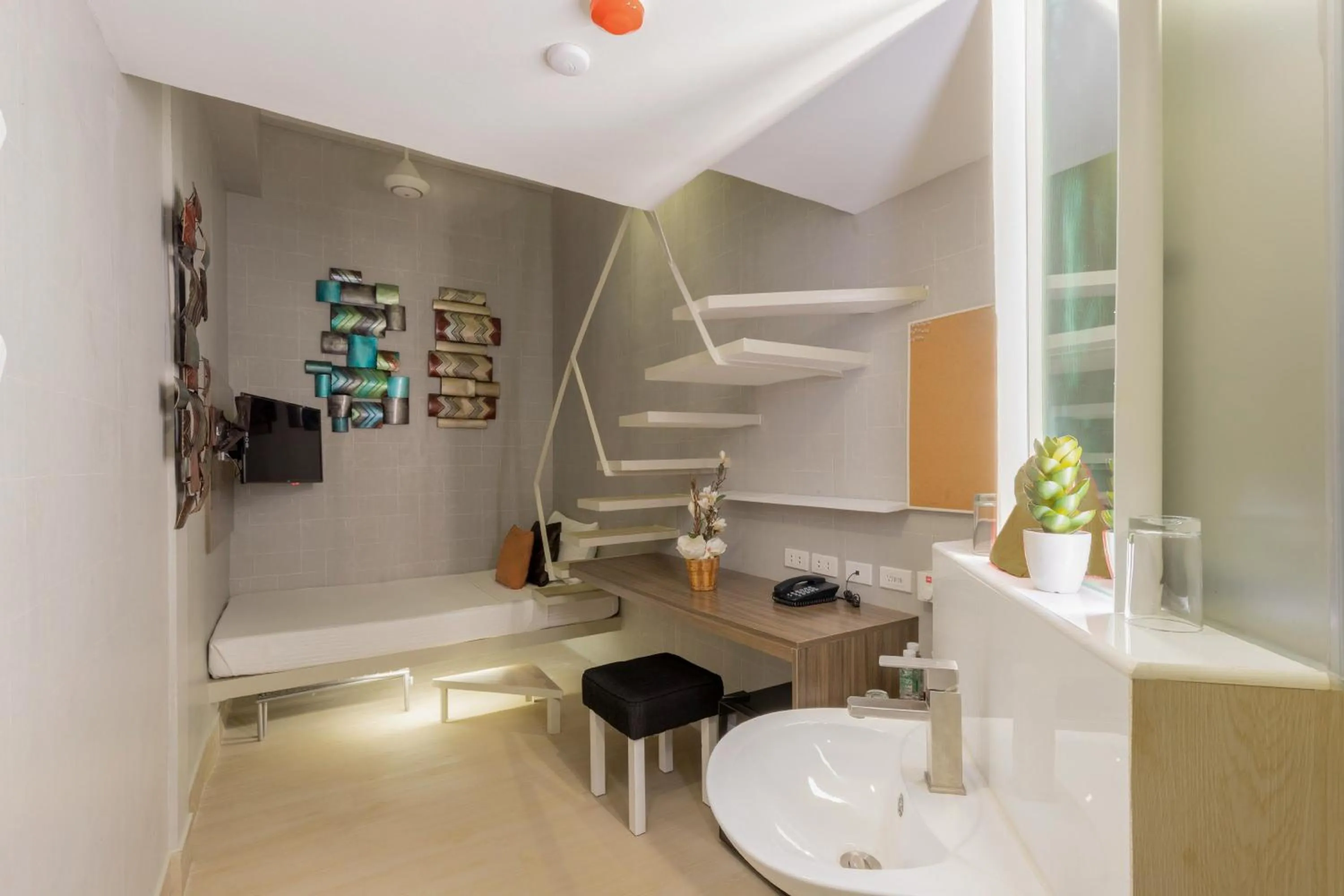 Bed in Selah Pods Hotel Manila