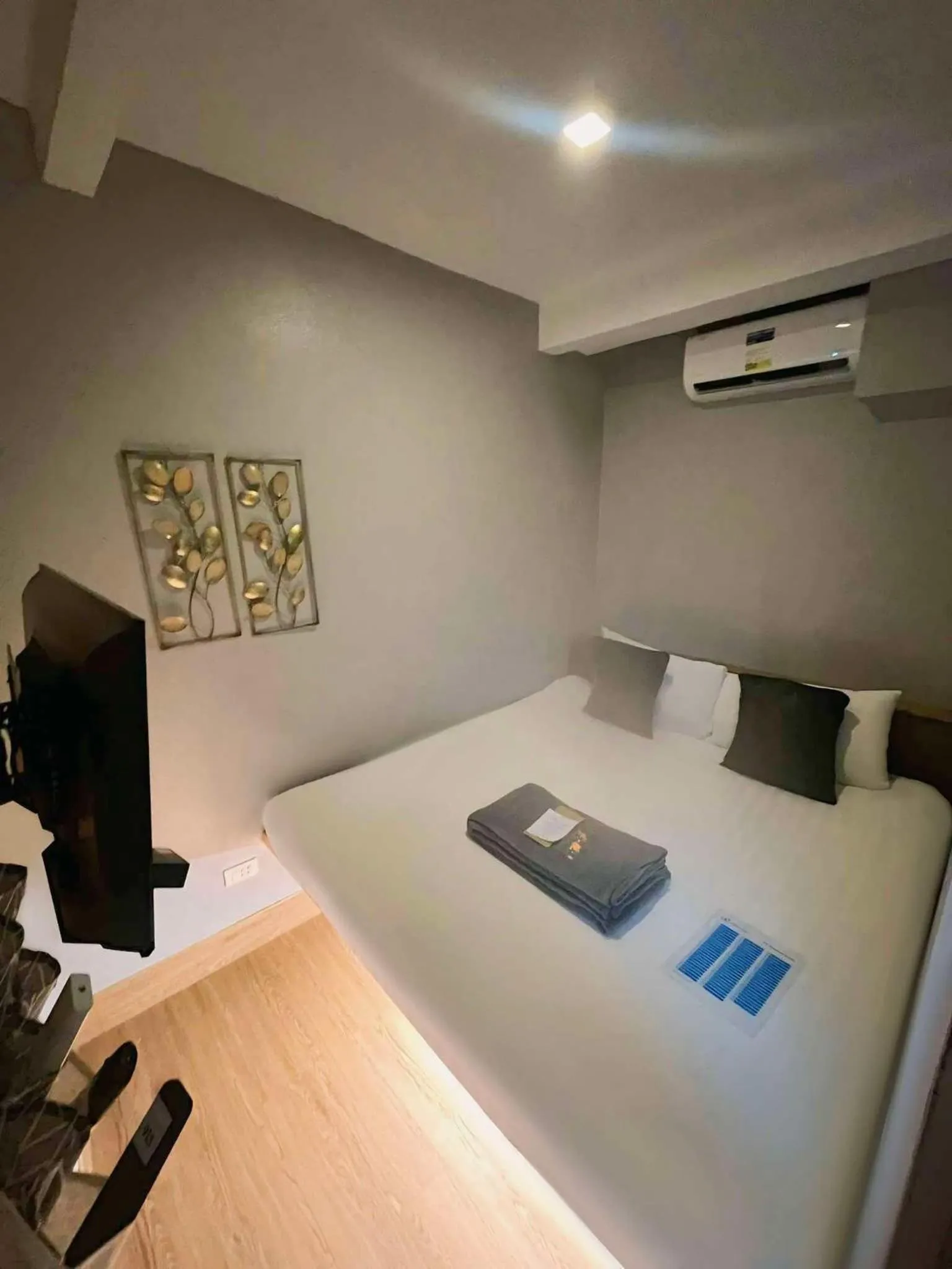 Bed in Selah Pods Hotel Manila