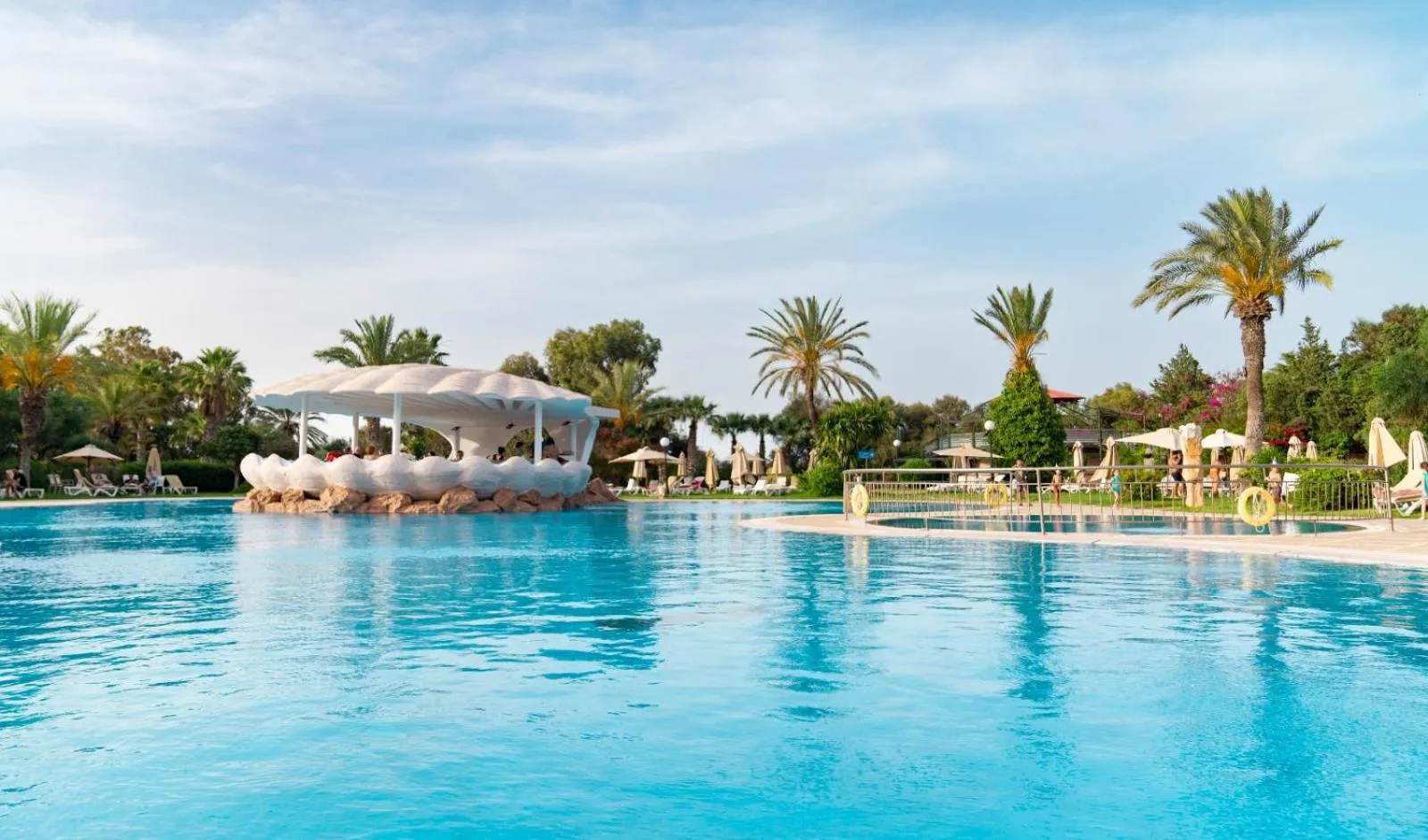 Swimming pool in Regency Tunis Hotel