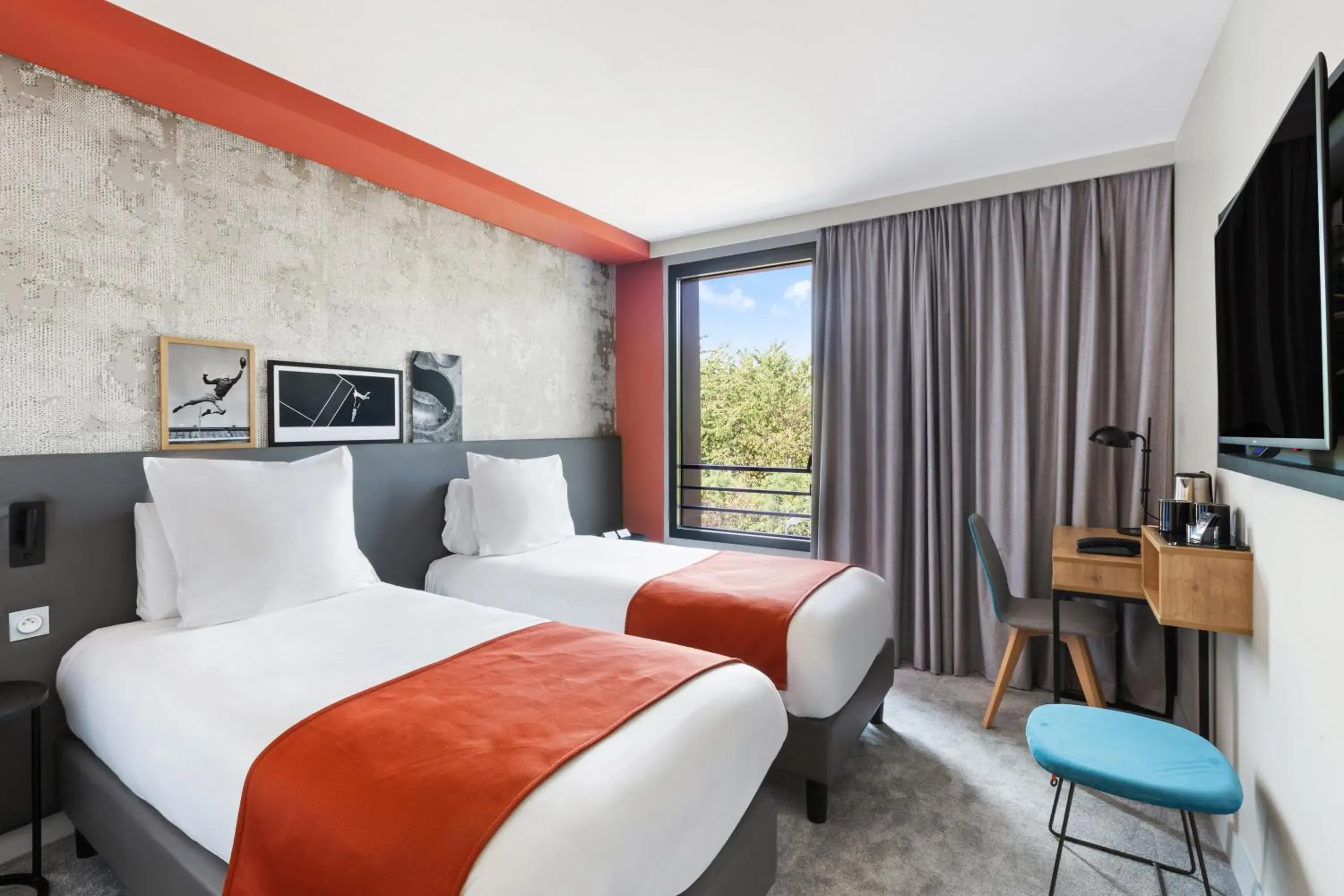 Photo of the whole room, Bed in BEST WESTERN HOTEL DIJON QUETIGNY Photo of the whole room, Bed in BEST WESTERN HOTEL DIJON QUETIGNY