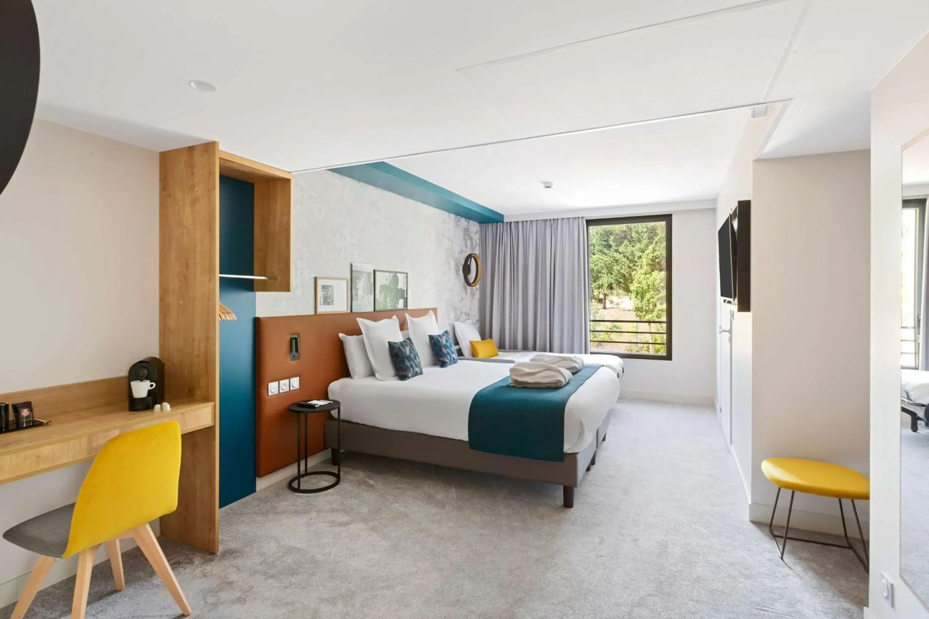 Photo of the whole room, Bed in BEST WESTERN HOTEL DIJON QUETIGNY Photo of the whole room, Bed in BEST WESTERN HOTEL DIJON QUETIGNY