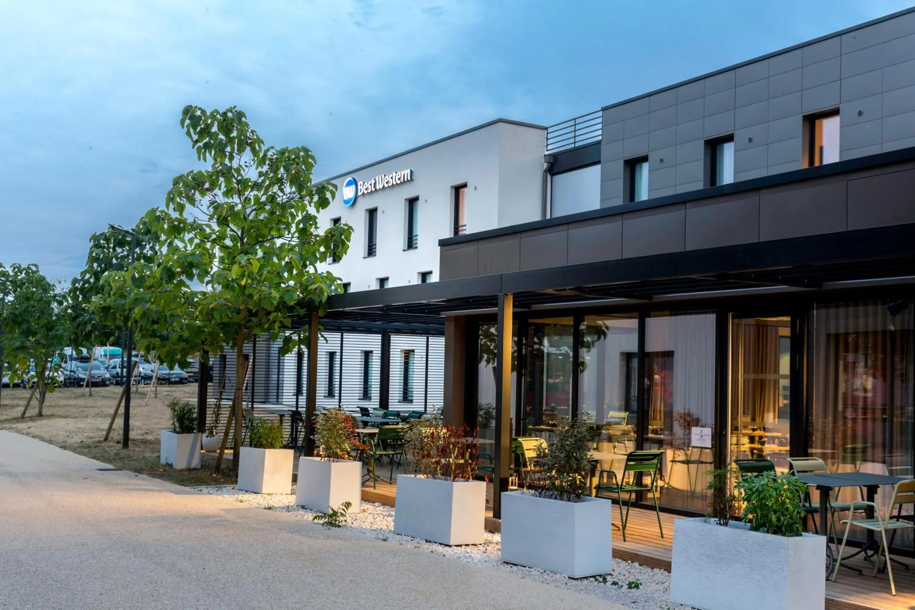 Property building in BEST WESTERN HOTEL DIJON QUETIGNY Property building in BEST WESTERN HOTEL DIJON QUETIGNY