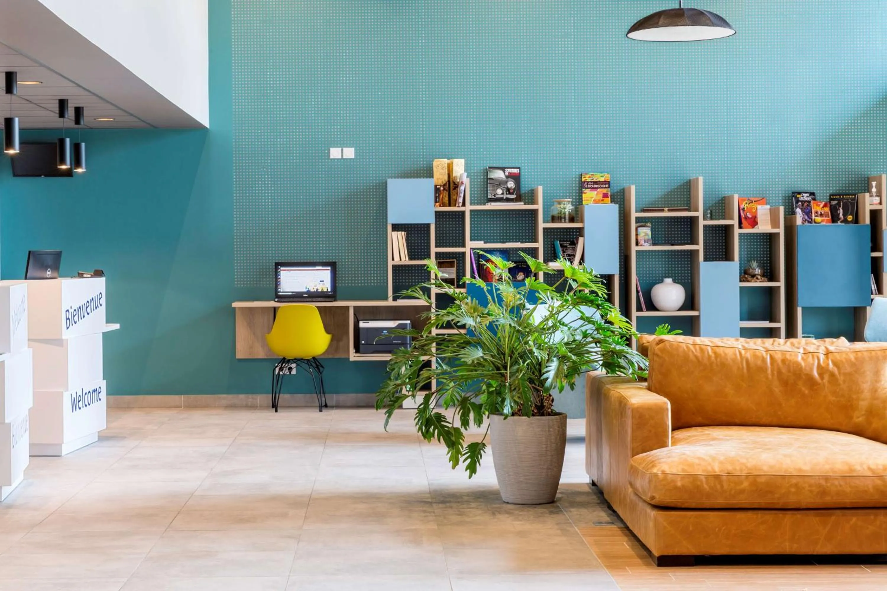 Lobby or reception in BEST WESTERN HOTEL DIJON QUETIGNY