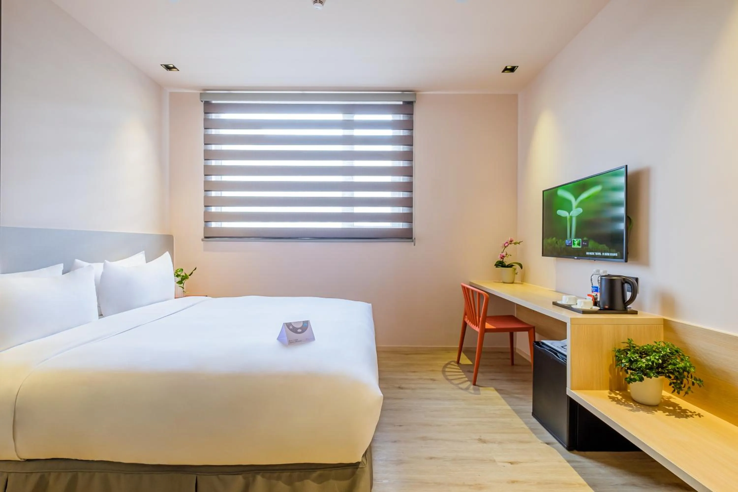 Photo of the whole room, Bed in PACE HOTEL Suzhou Guanqian Branch