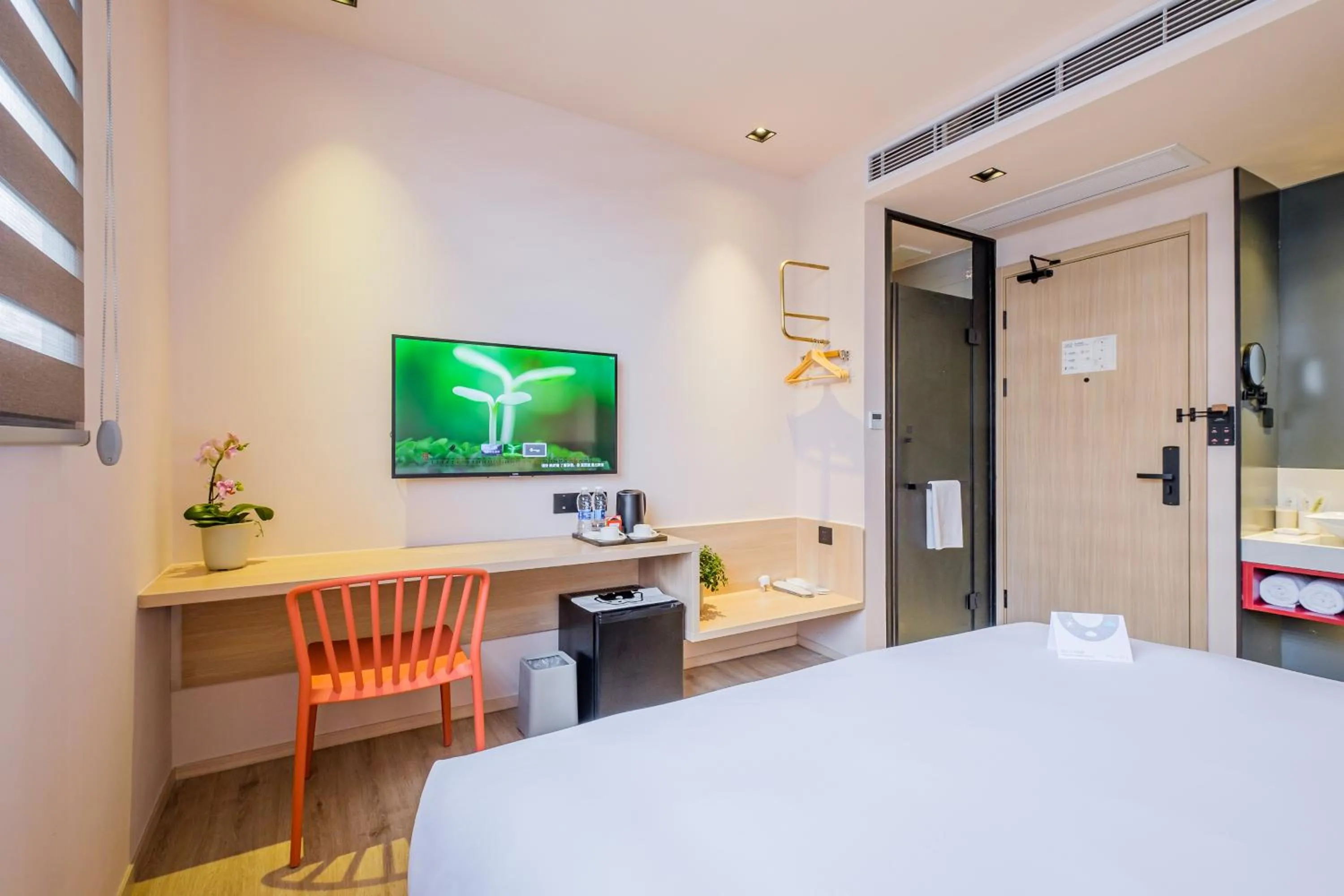 Photo of the whole room, Bed in PACE HOTEL Suzhou Guanqian Branch