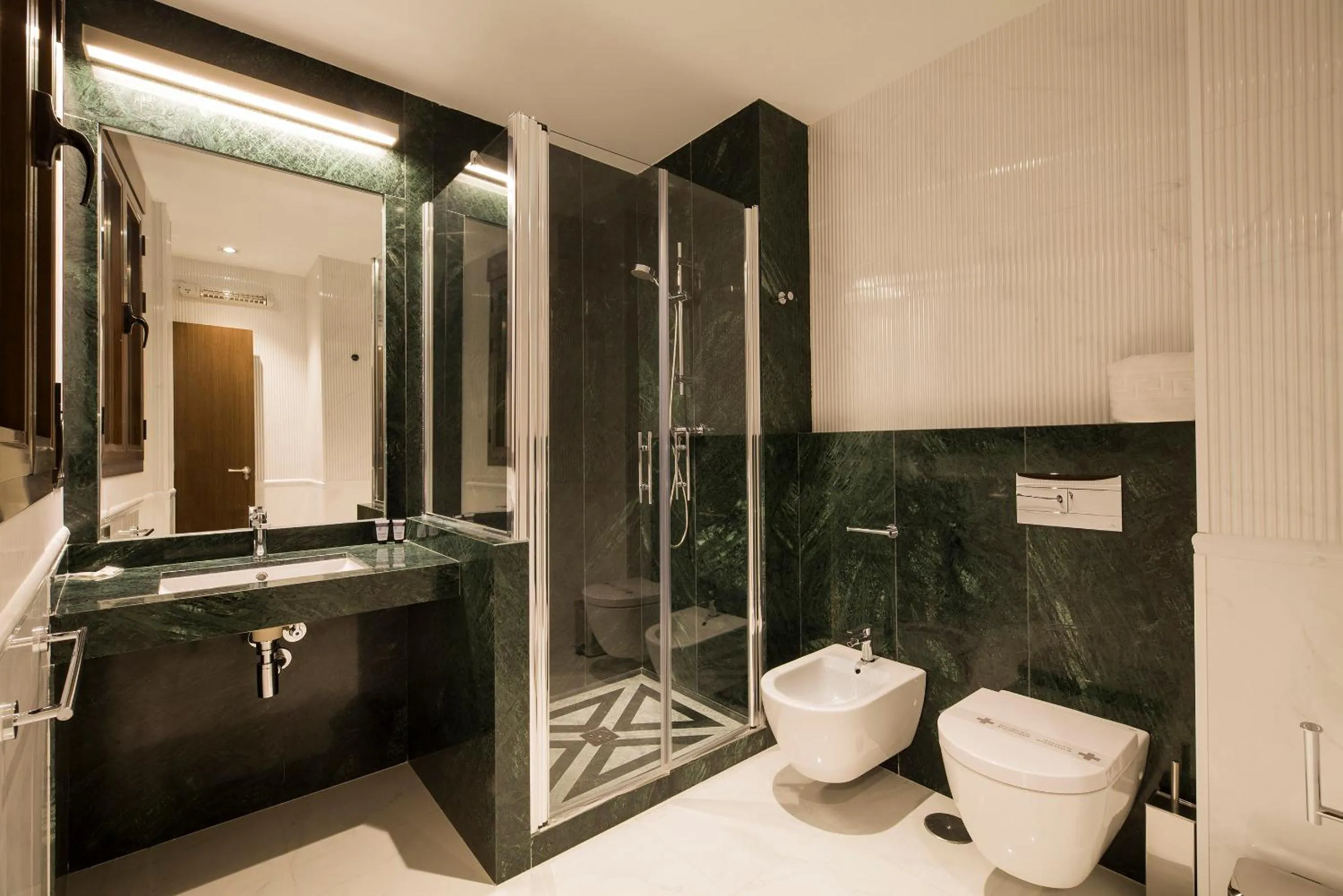 Bathroom in Imeda Apartamentos Escudo del Carmen 19