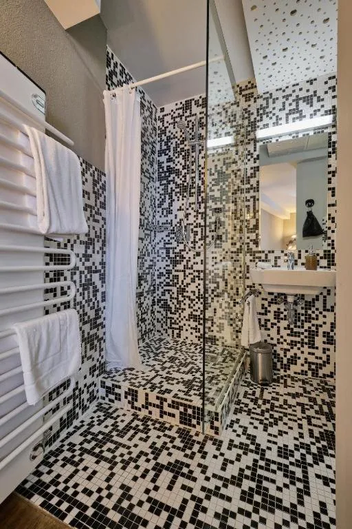 Shower in Hotel Roter Hahn