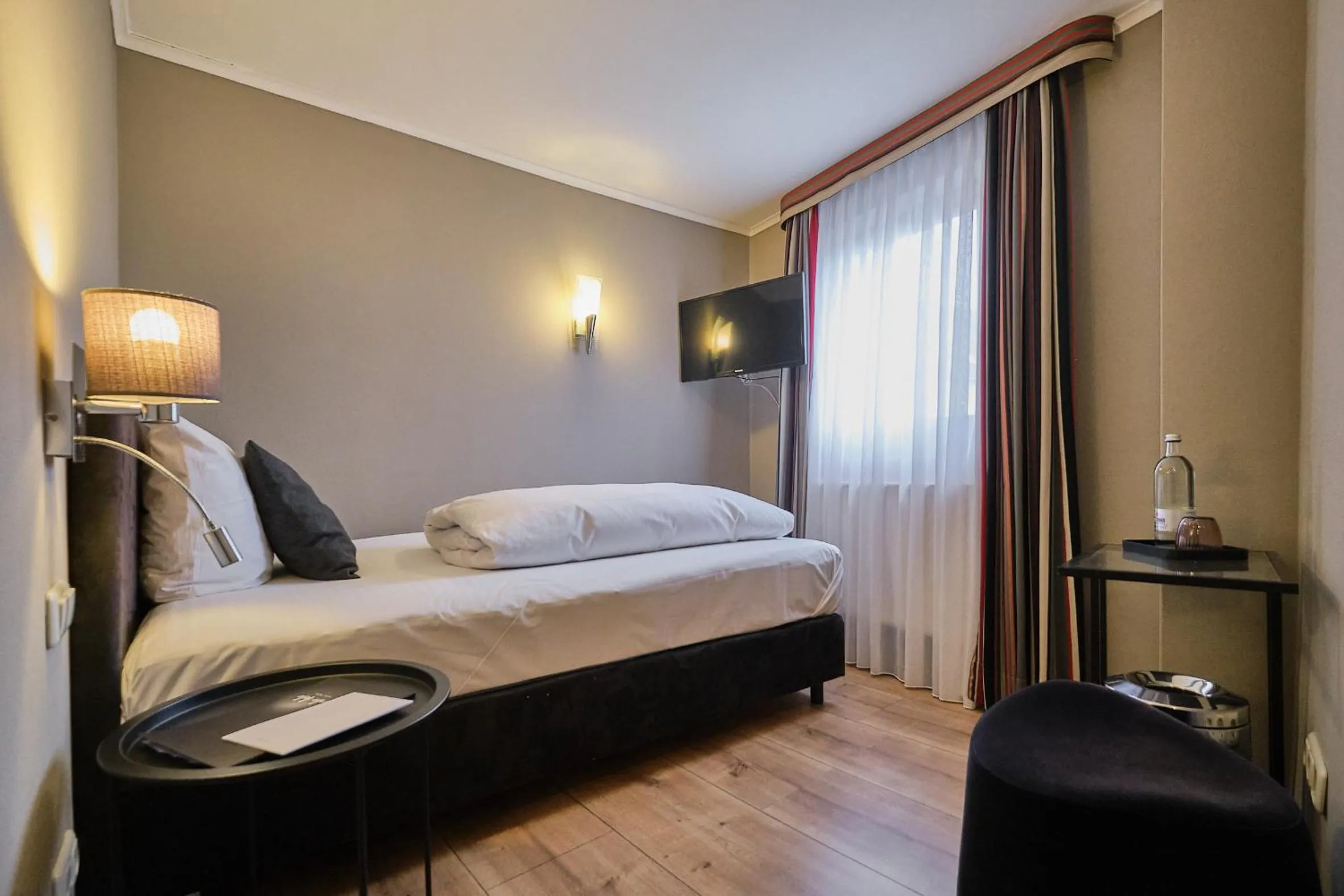 Bedroom, Bed in Hotel Roter Hahn