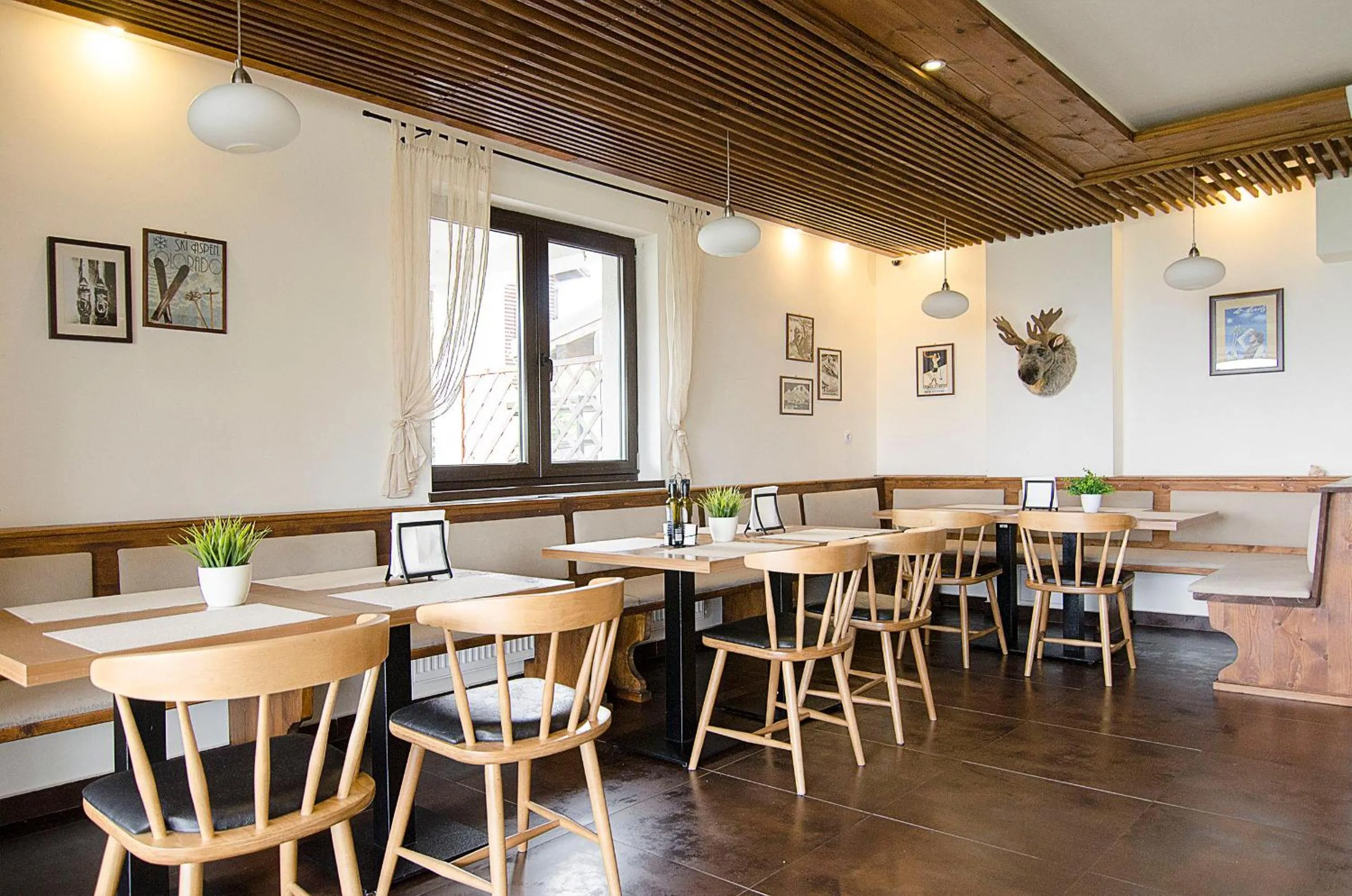 Restaurant/places to eat in Pensiune & Restaurant Victoria