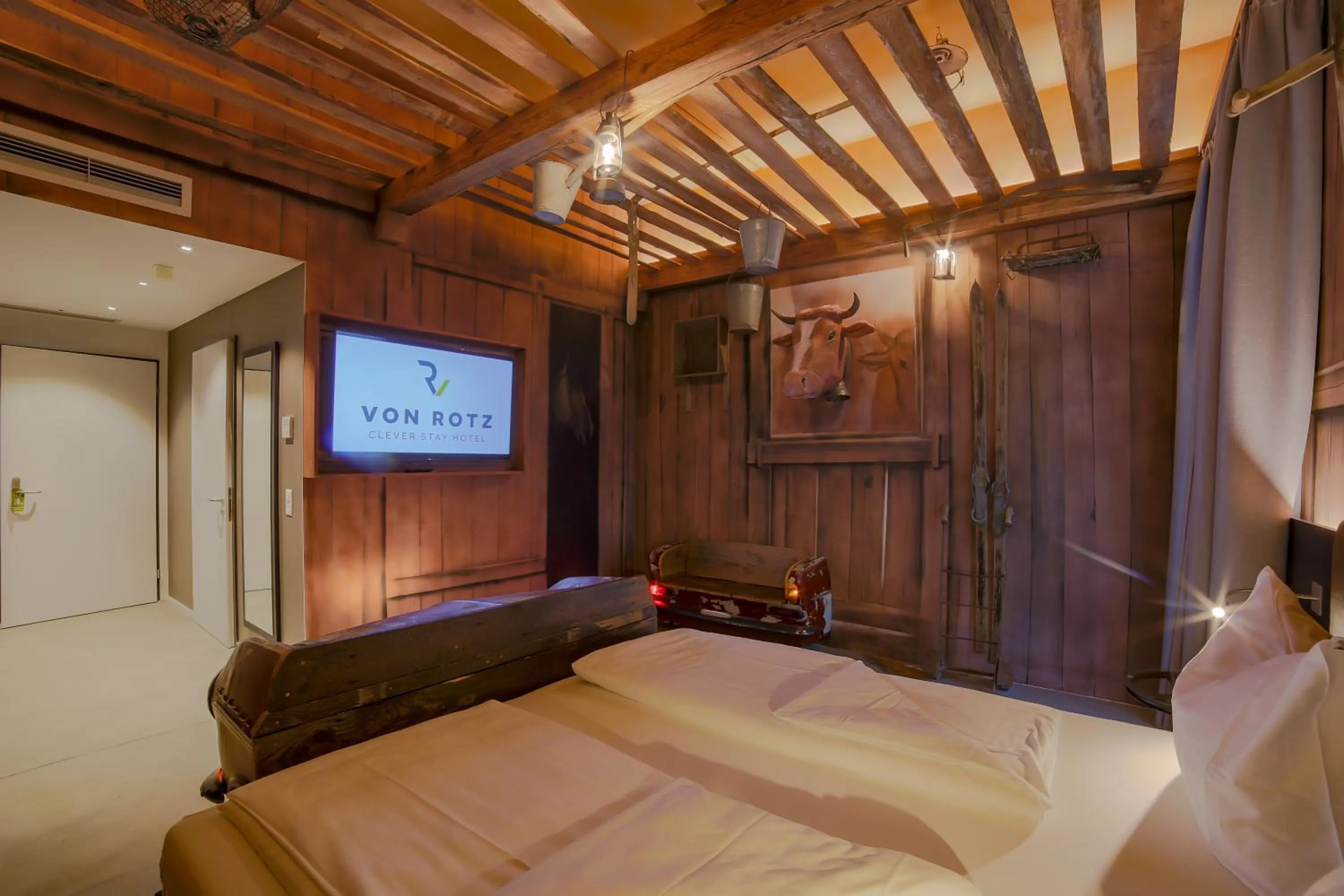 Bed in Self Check-in Hotel von Rotz