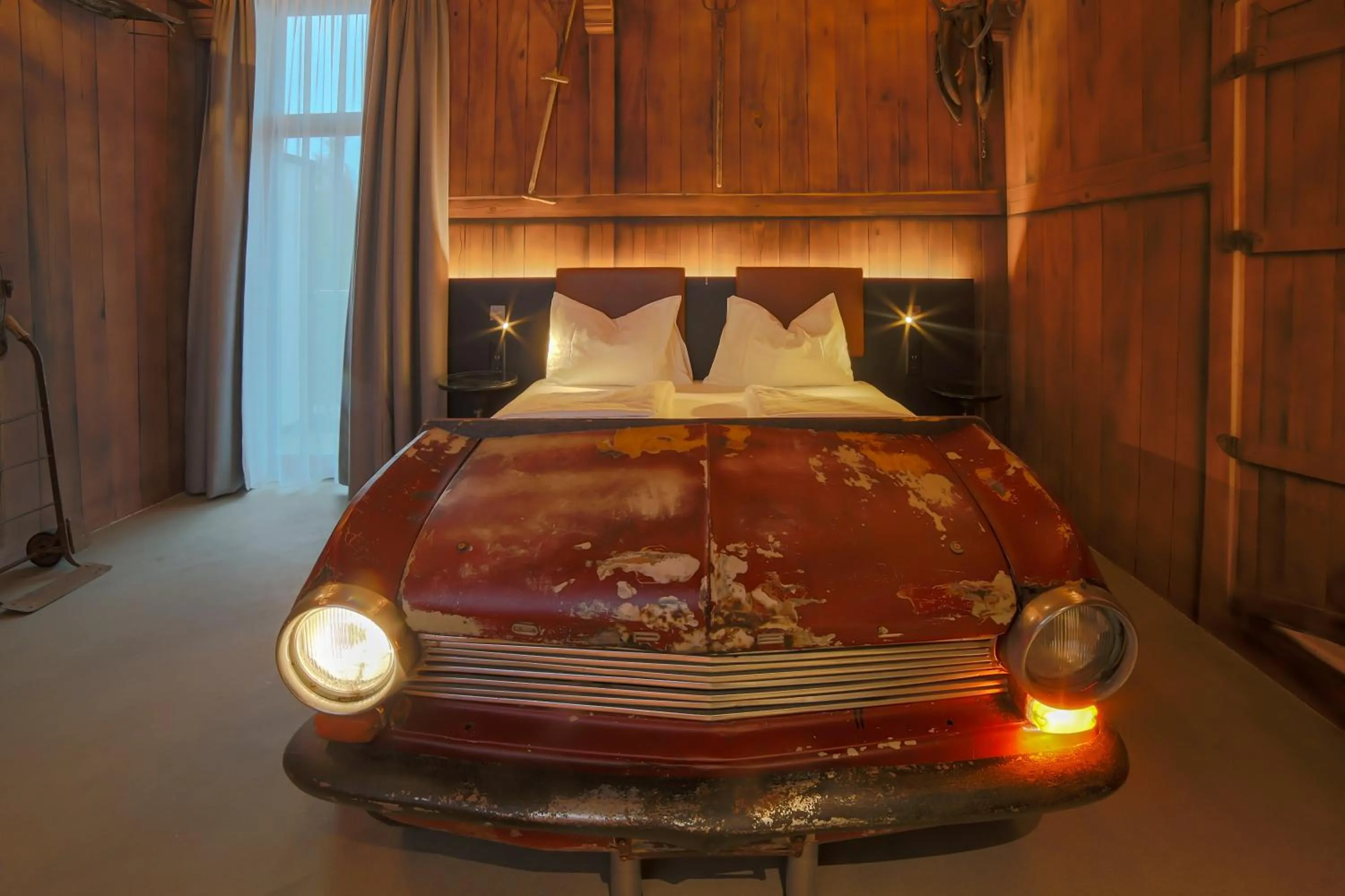 Bed in Self Check-in Hotel von Rotz