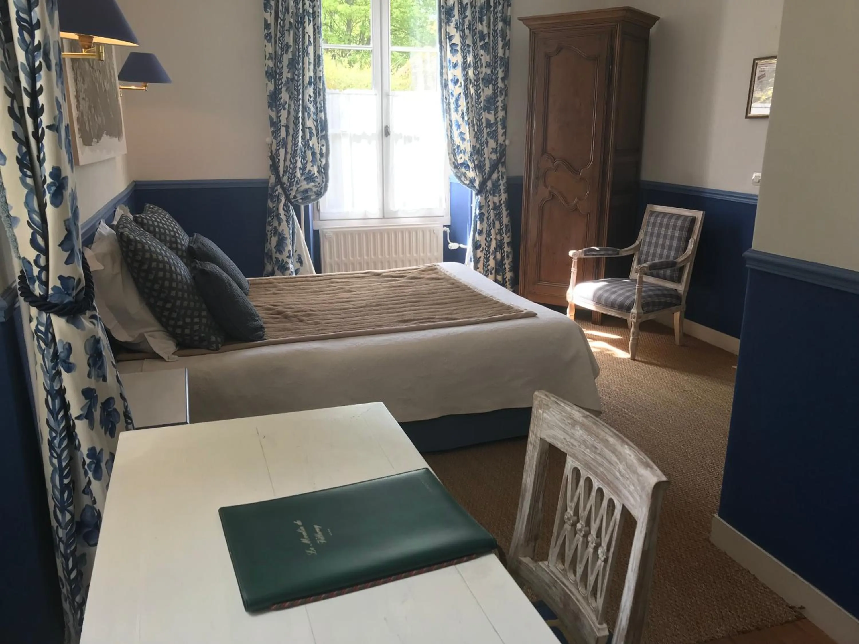 Photo of the whole room, Bed in Domaine De Villeray