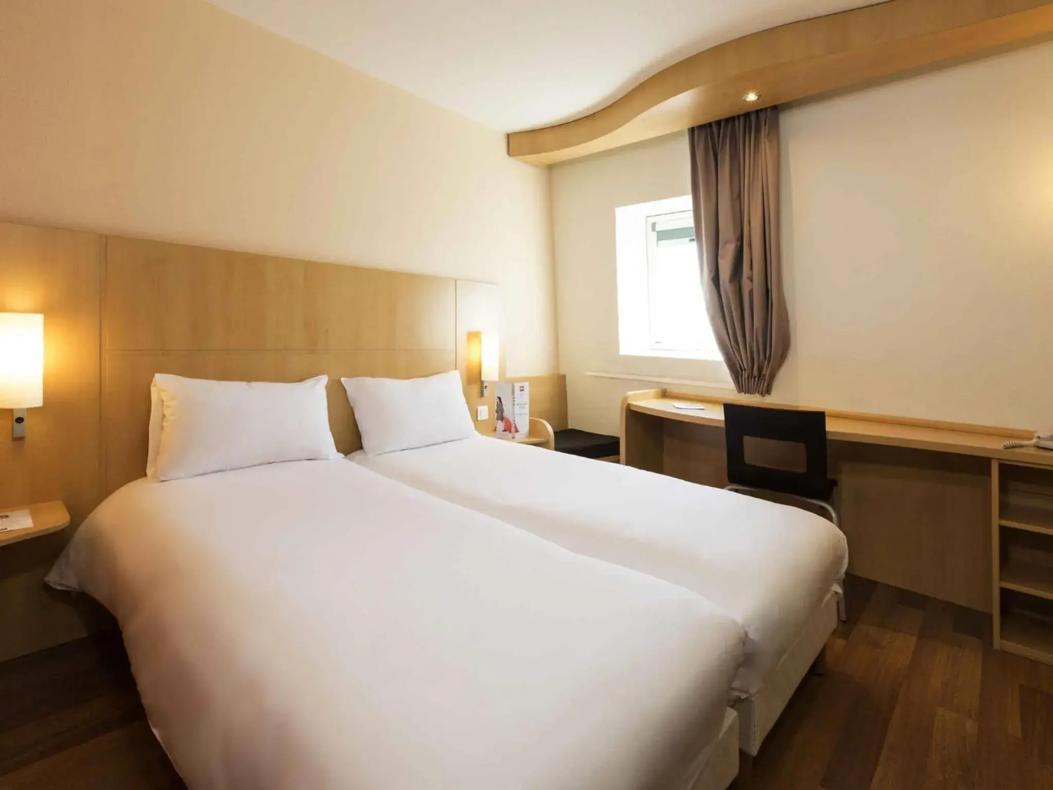 Bedroom, Bed in ibis Lille Lomme Centre Bedroom, Bed in ibis Lille Lomme Centre