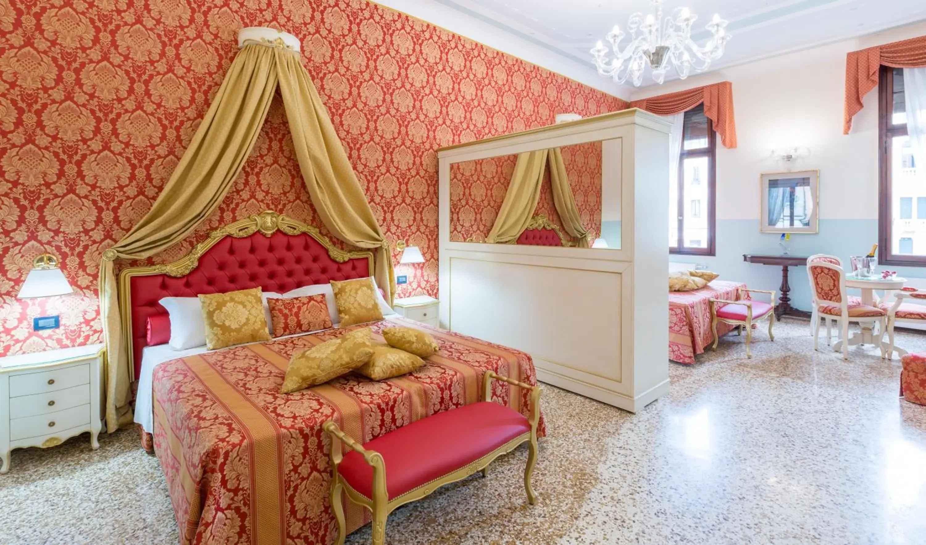 Day, Bed in Friendly Venice Suites Day, Bed in Friendly Venice Suites