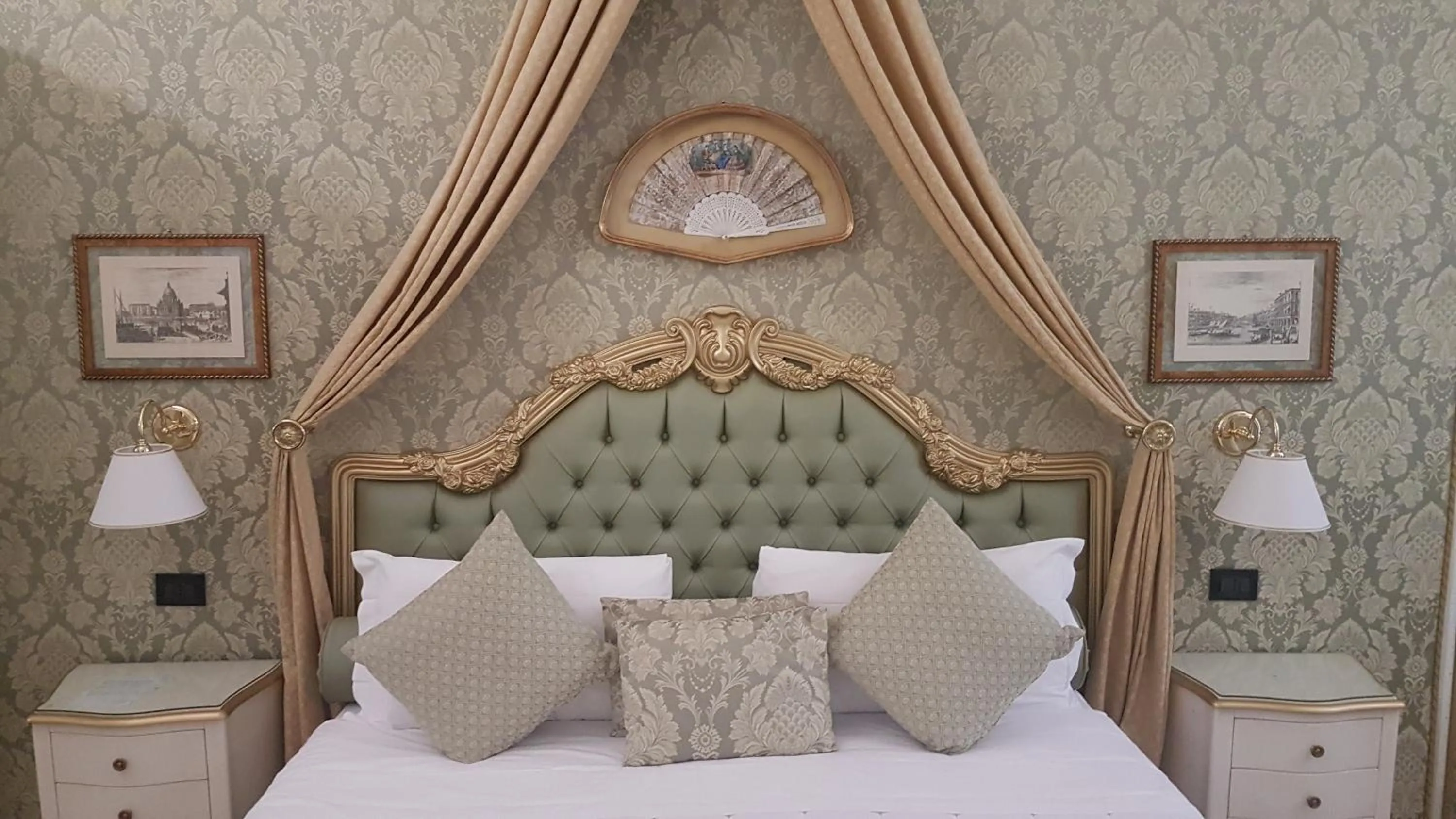 Bed in Venice Luxury -Friendly Venice Suites