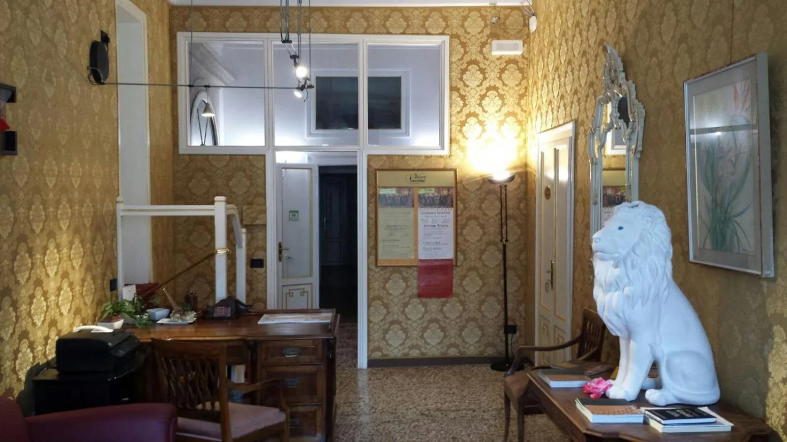 Library in Venice Luxury -Friendly Venice Suites