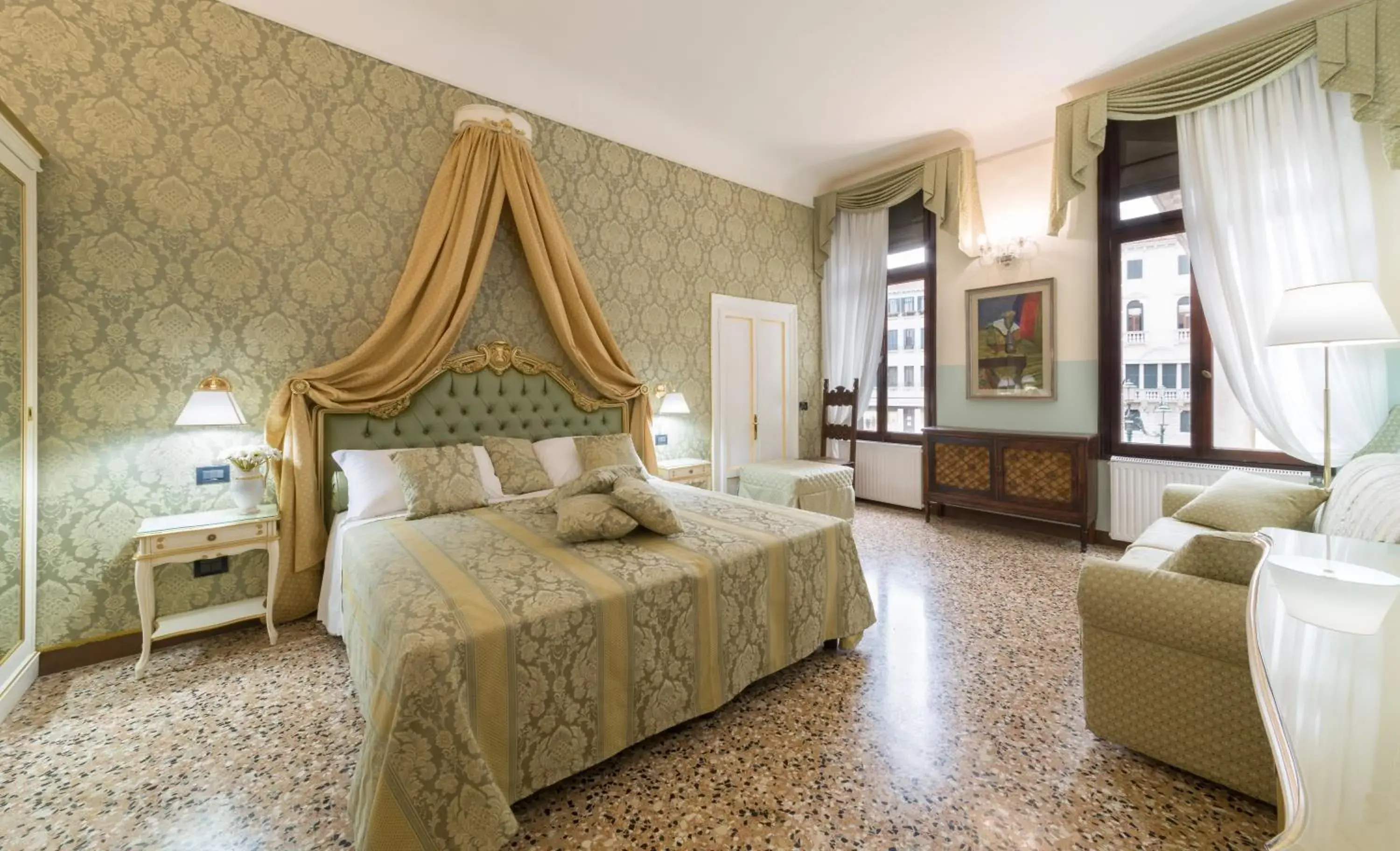 Day, Bed in Friendly Venice Suites Day, Bed in Friendly Venice Suites