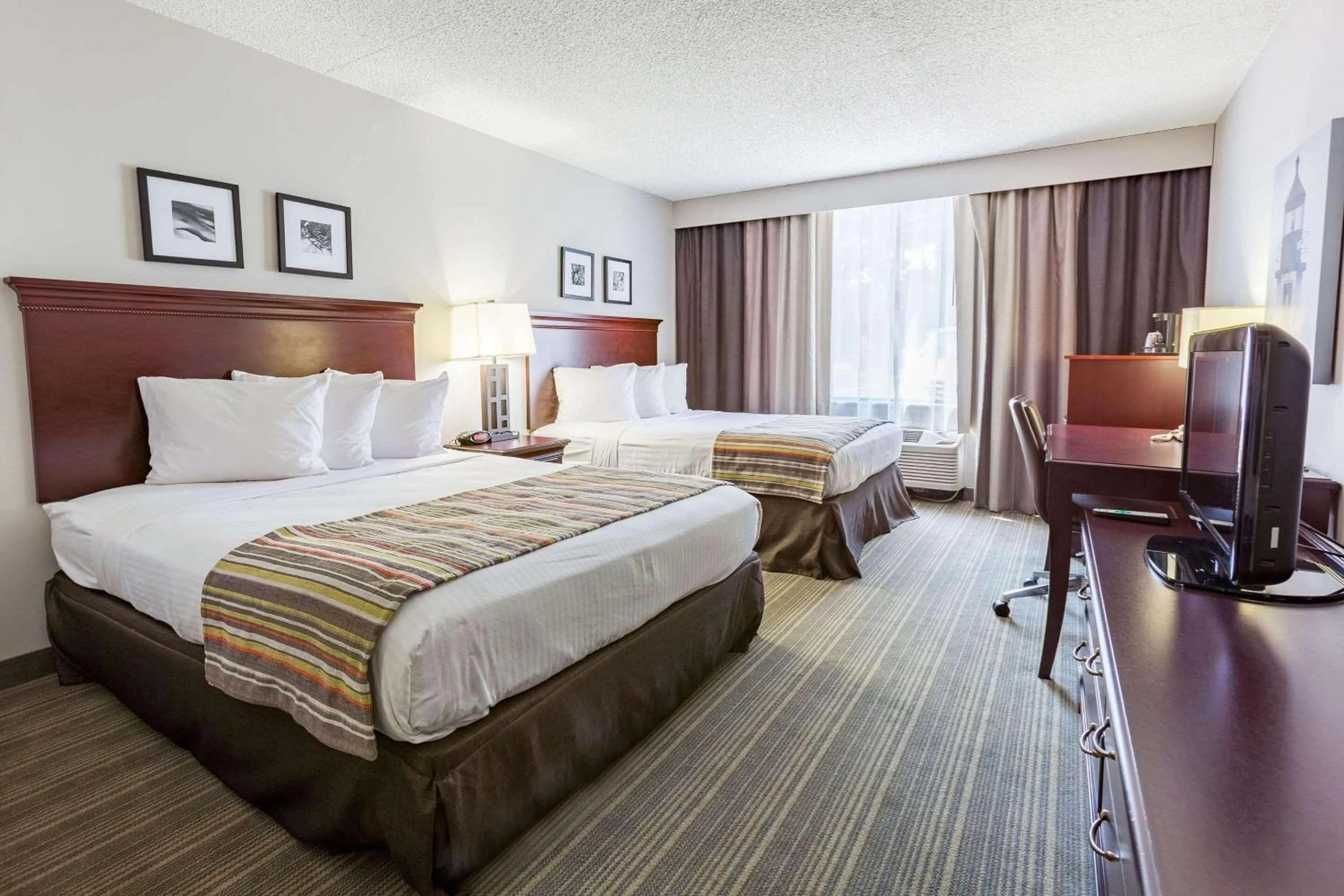 Bedroom, Bed in Country Inn & Suites by Radisson, Traverse City, MI