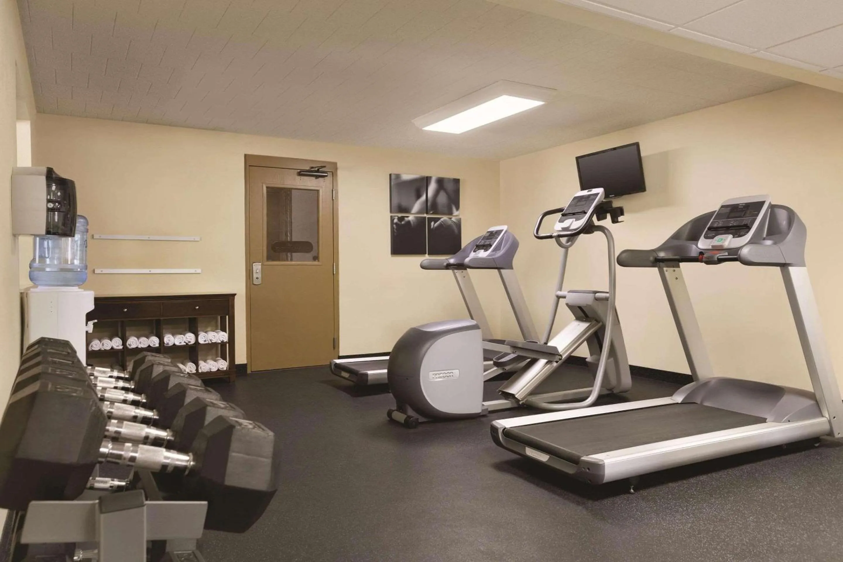 Fitness centre/facilities in Country Inn & Suites by Radisson, Traverse City, MI