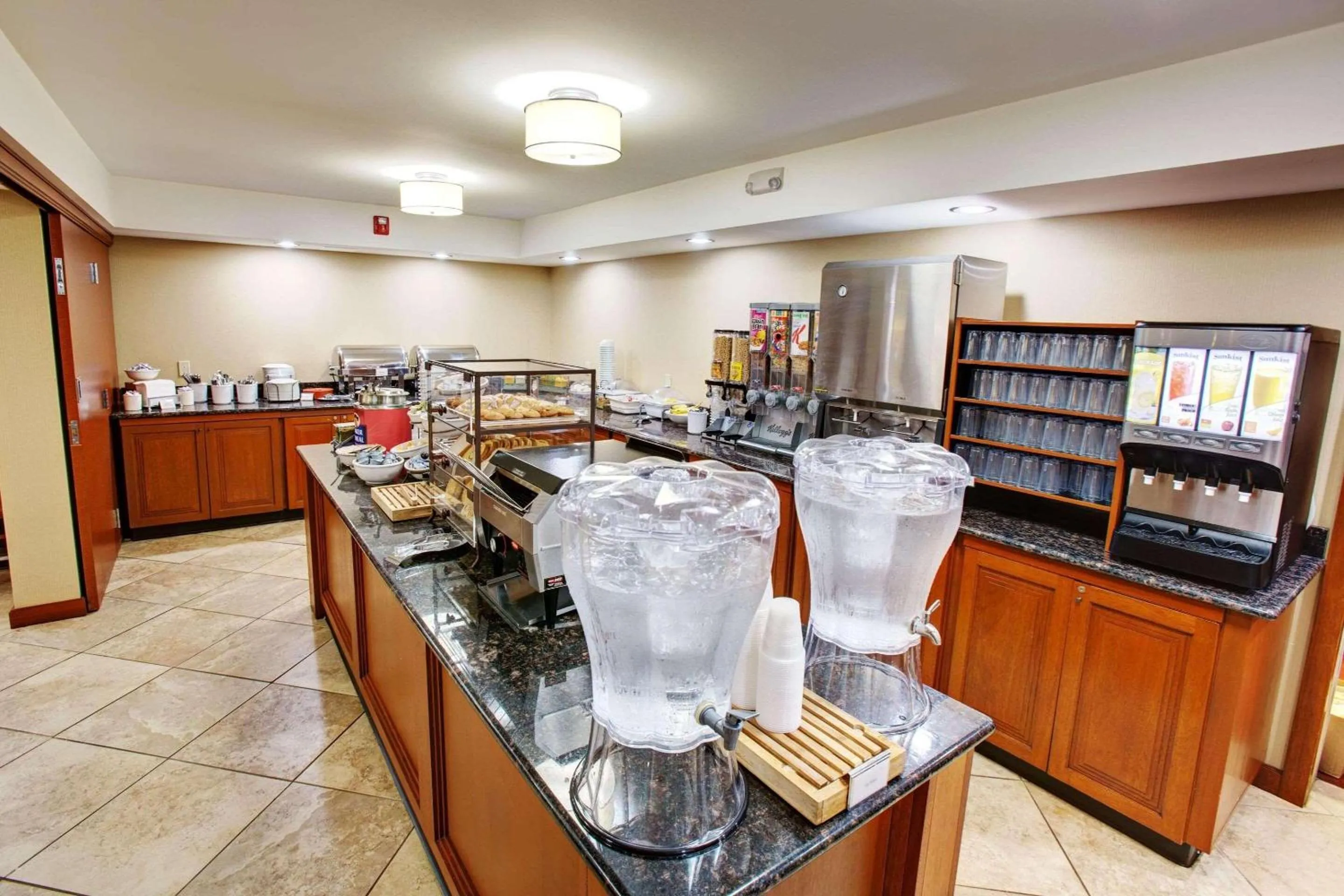 Breakfast in Country Inn & Suites by Radisson, Traverse City, MI