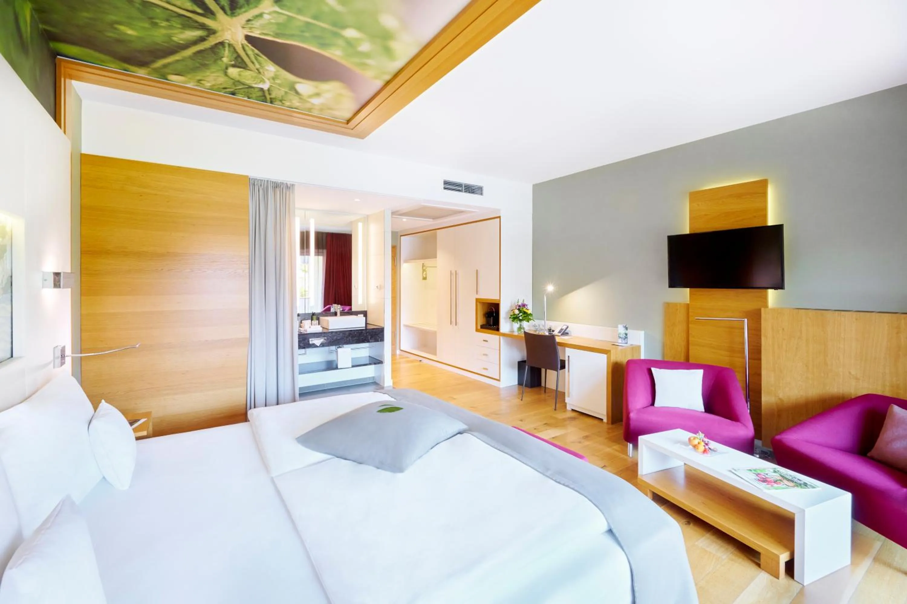 Photo of the whole room, Bed in Kaisergarten Hotel Deidesheim