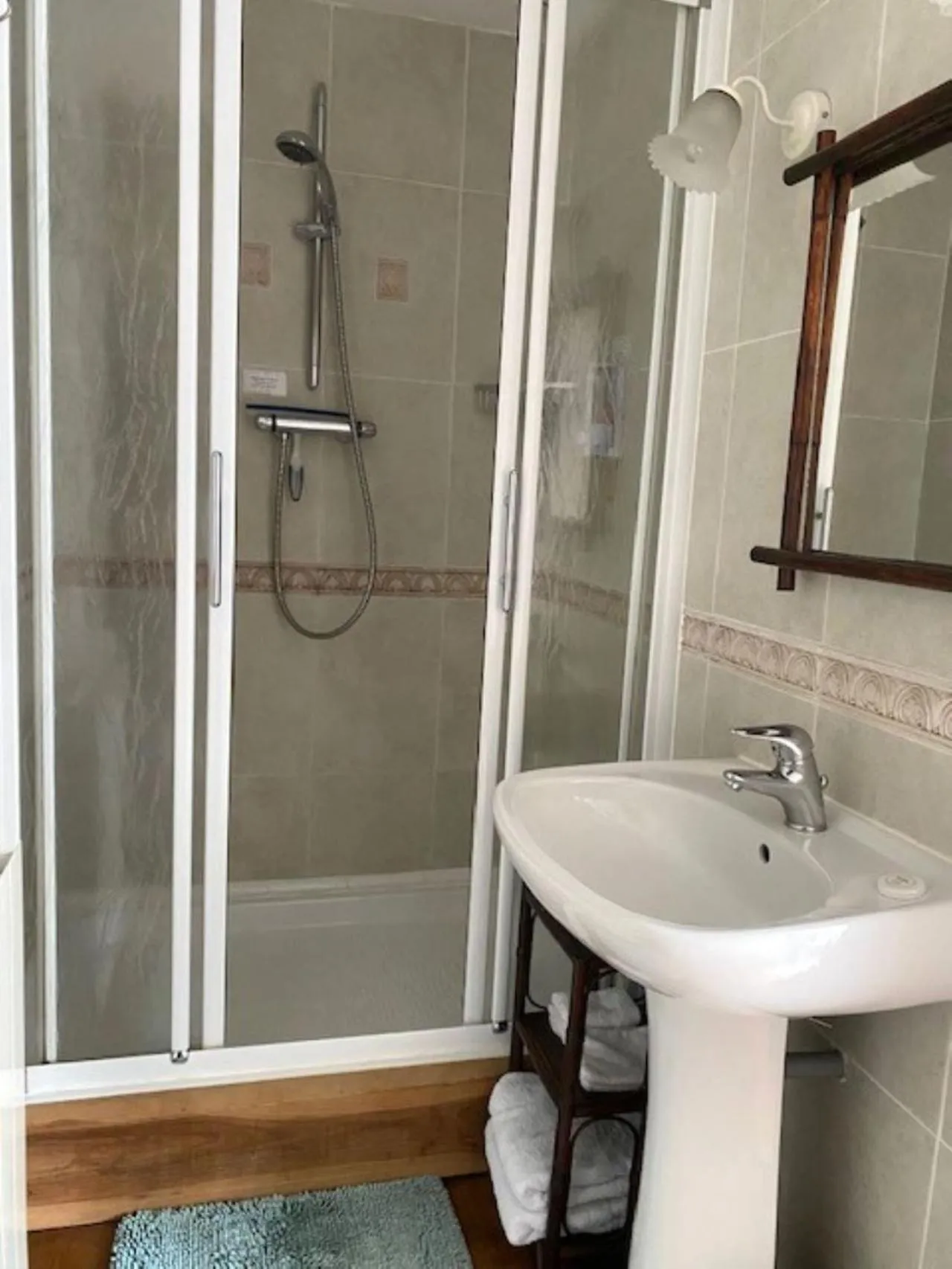 Shower in Chez Providence Chambres et Table d'Hôtes