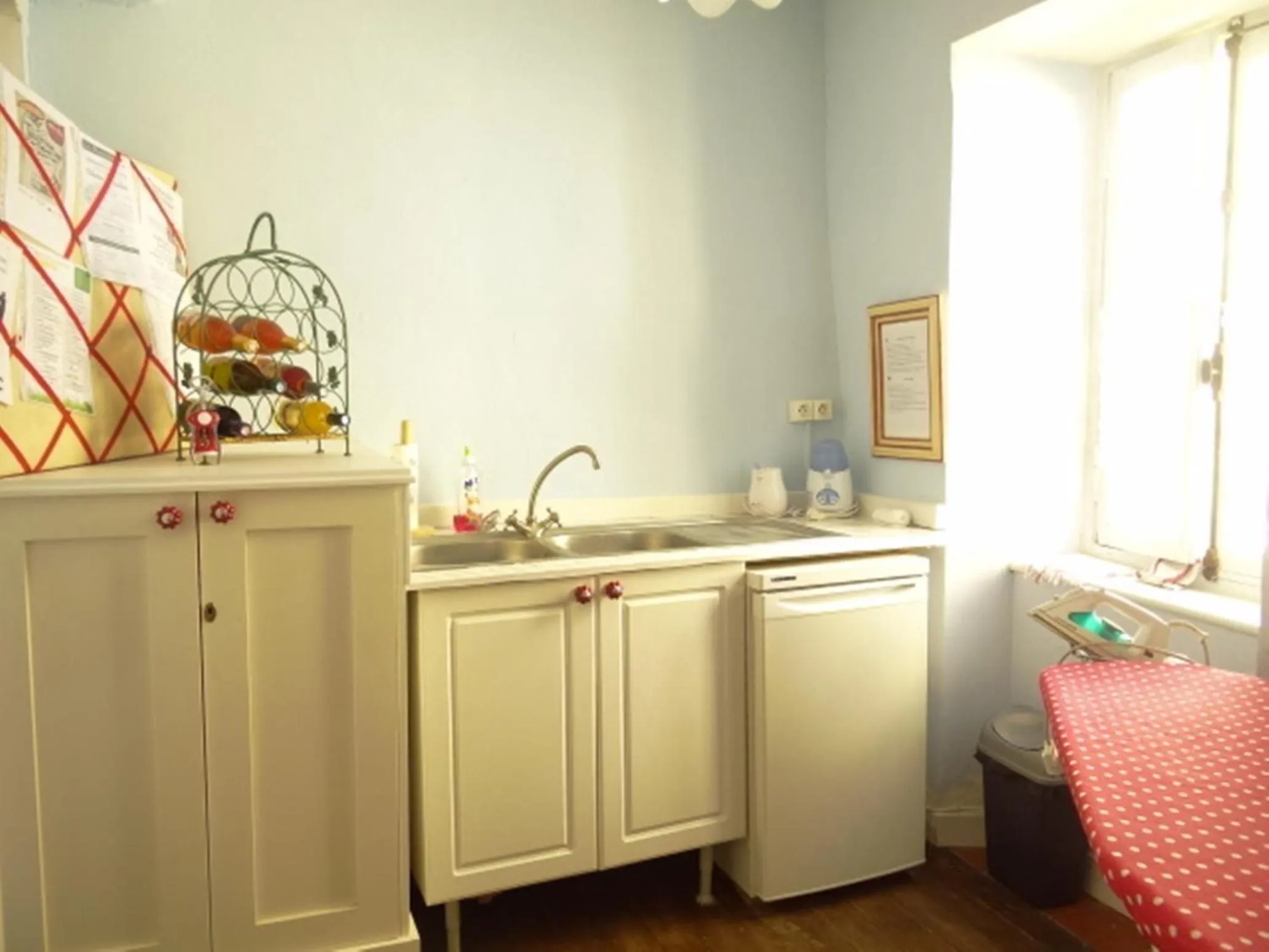 Communal kitchen in Chez Providence Chambres et Table d'Hôtes