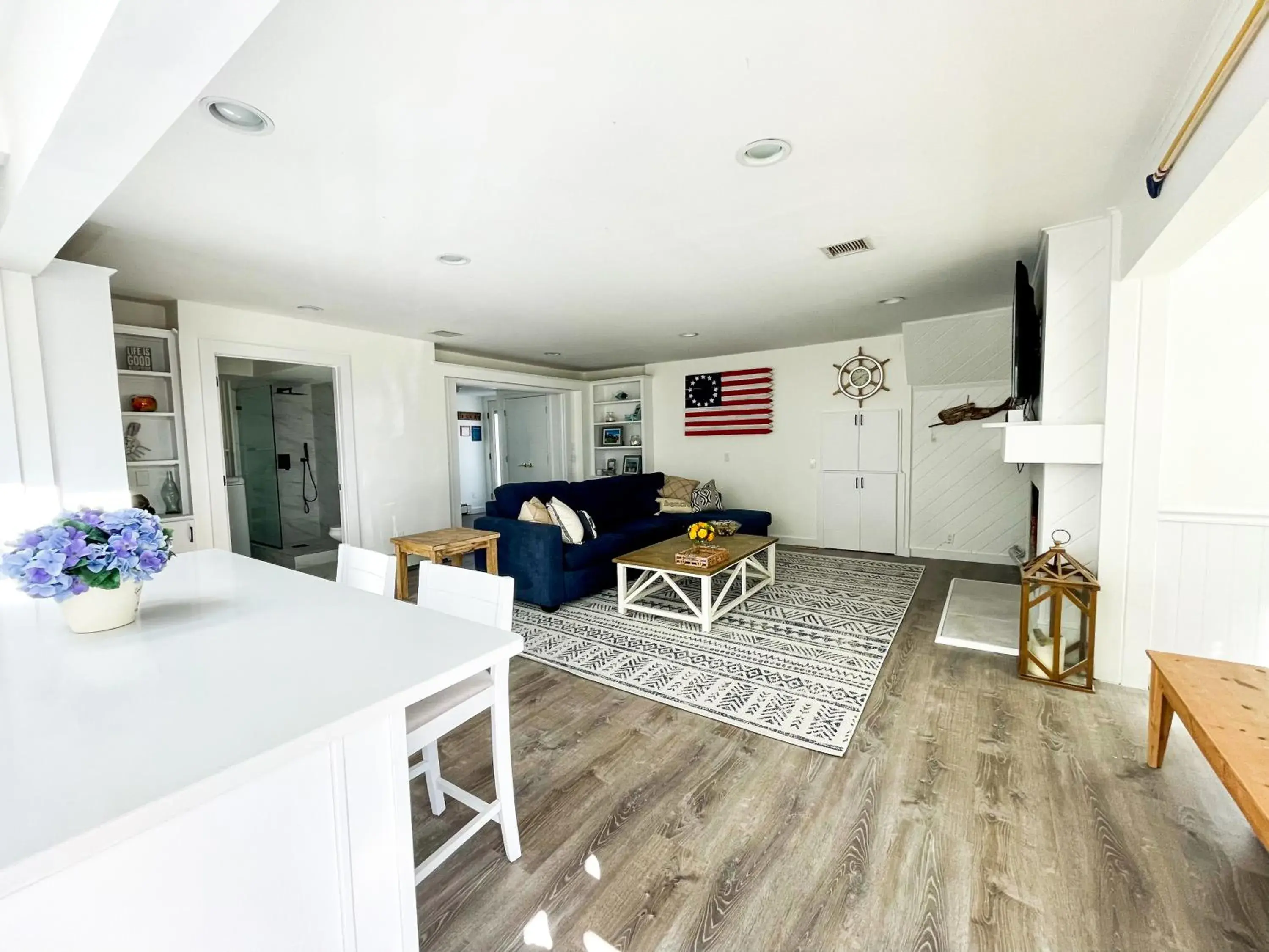 Deluxe Two-Bedroom Apartment in The Montauk Soundview Deluxe Two-Bedroom Apartment in The Montauk Soundview