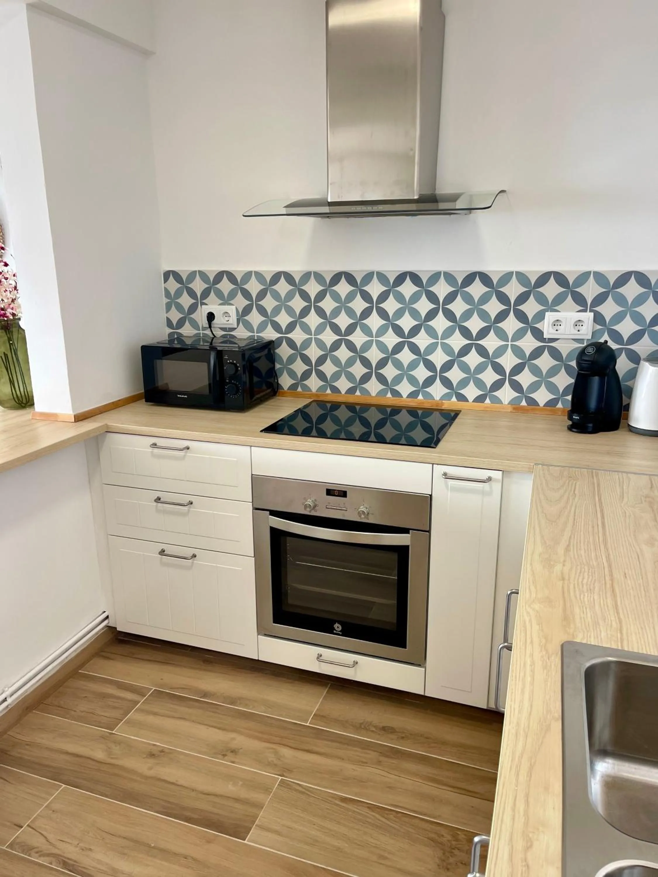 Kitchen or kitchenette in LA CASA BLUE , Mediterranean Boutique-Villa in Santa Cristina Beach